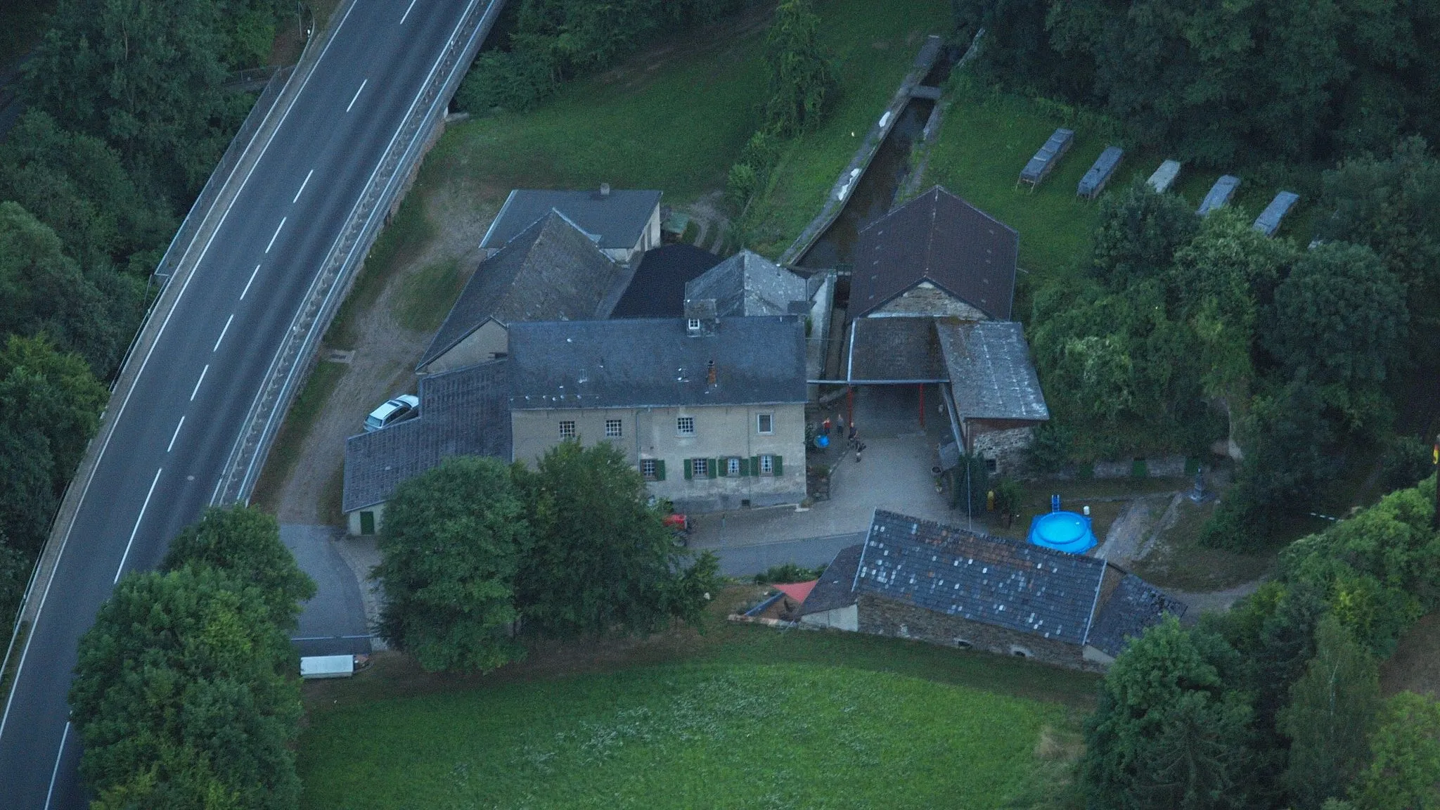 Photo showing: Schweppenburger Mühle in Brohl-Lützing: Luftaufnahme