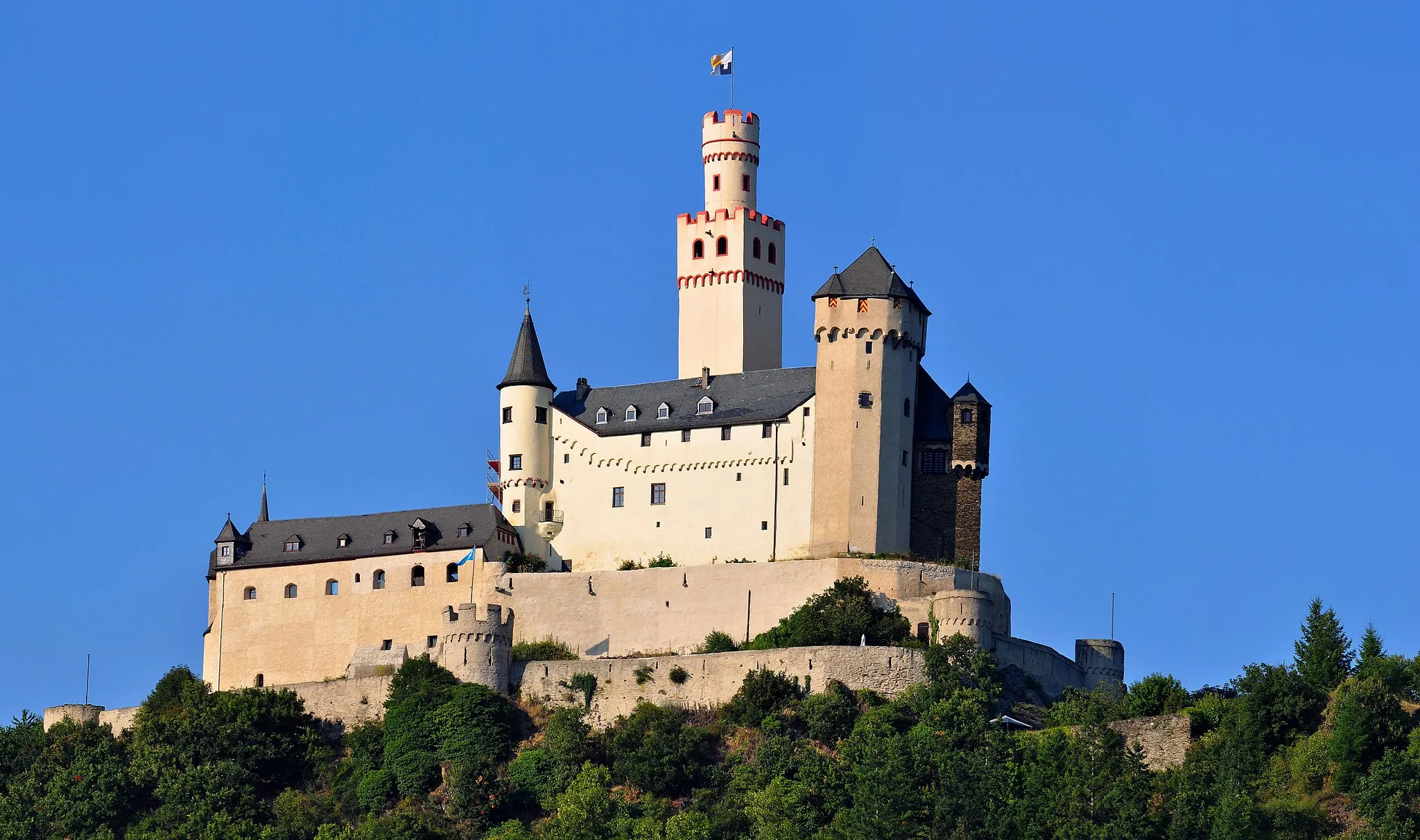 Photo showing: The Marksburg (seen from the western riverside of the Rhine) is a fortress above the town of Braubach in Rhineland-Palatinate, Germany. It is located on a schist rock in a heigth of 160 m. It is the only medieval castle of the Middle Rhine that has never been destroyed. Since 2002, the castle is one of the principal sites of the UNESCO World Heritage Rhine Gorge.