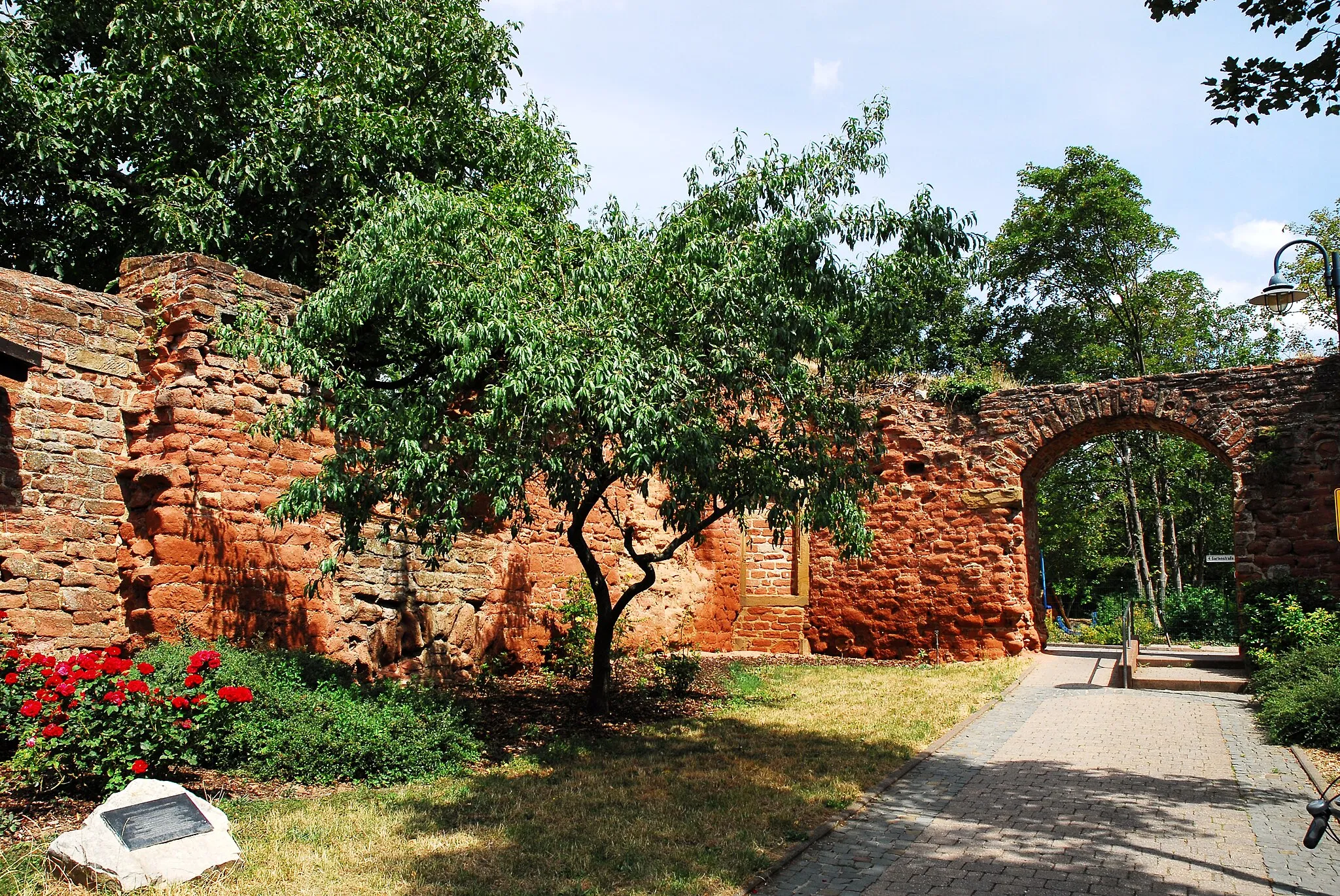 Photo showing: Wohnhausruine des Emich von Daun, Graf zu Falkenstein, 1589 erbaut, zu Beginn des 30-jährigen Kriegs zerstört, Umfassungsmauern mit Treppentürmen, für die Anbindung eines Ortteils im Nordosten wurden die Umfassungsmauern durchbrochen, kuladig.de