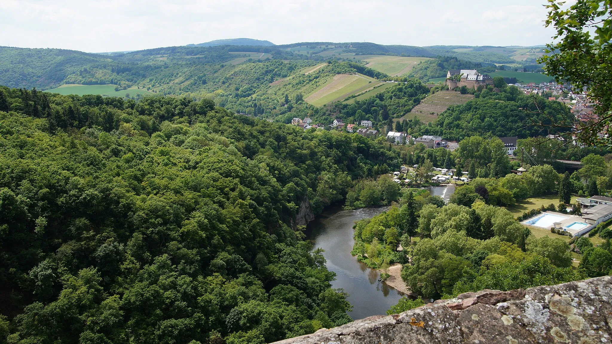 Photo showing: Blick vom Rheingrafenstein über die Nahe in Richtung Ebernburg (oben rechts), im Vordergrund links (Wald und Nahe) Teile des Naturschutzgebiets „Gans und Rheingrafenstein“