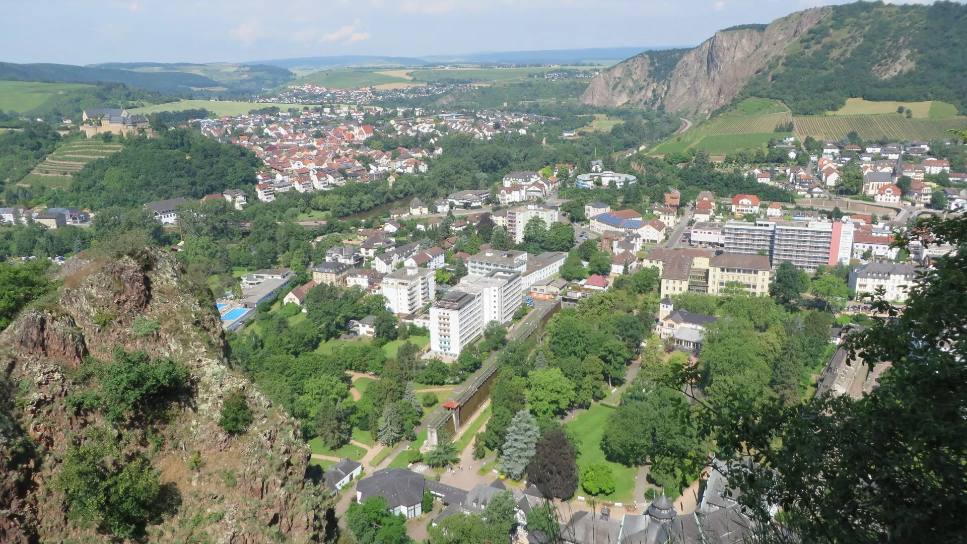 Photo showing: View from Rheingrafenstein at Ebernburg Castle and Bad Münster am Stein