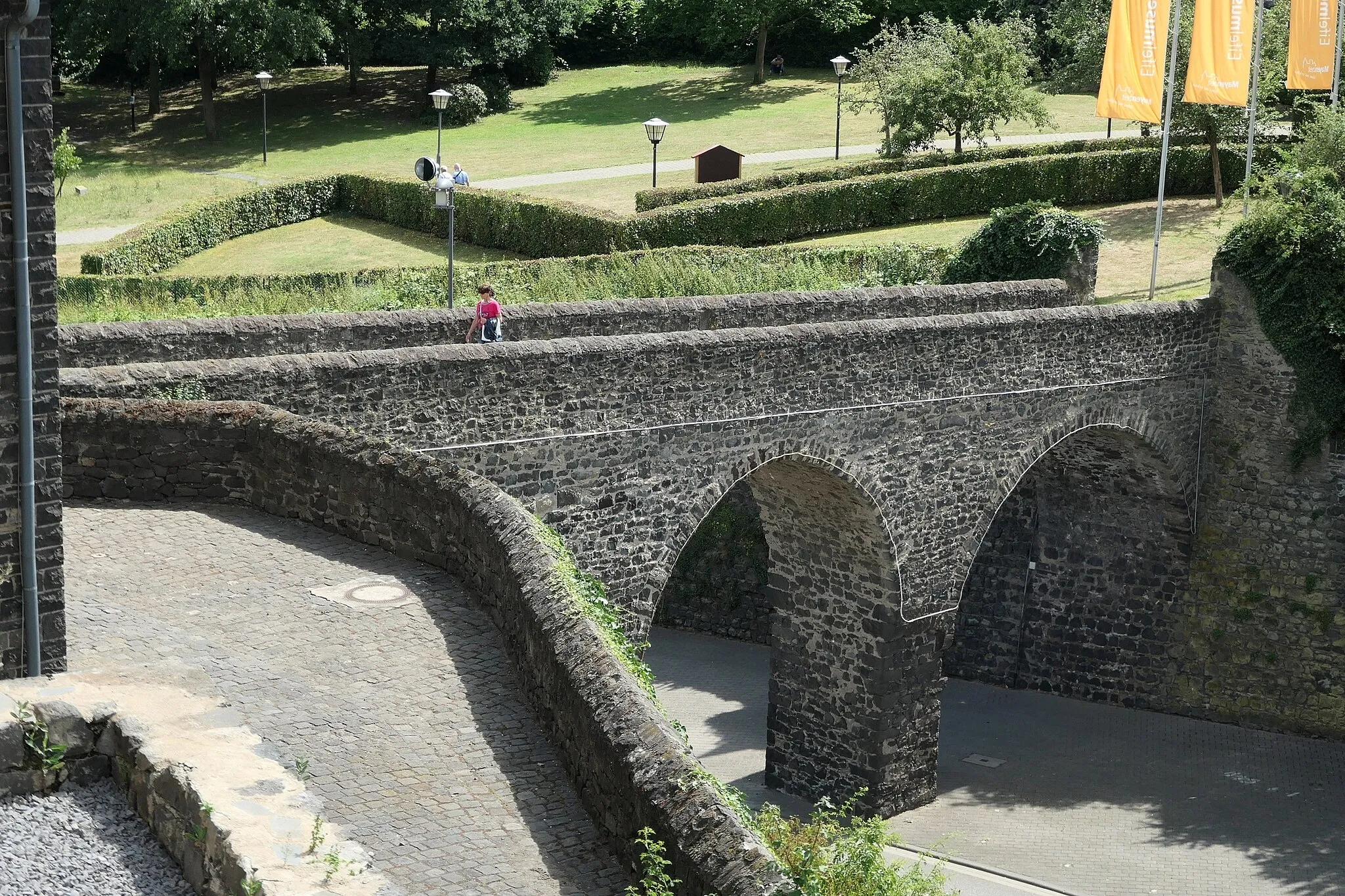 Photo showing: Mayen: Gotische Steinbogenbrücke über Halsgraben an Südwestflanke der Genovevaburg, links Zugang zur Burg; Juli 2020
