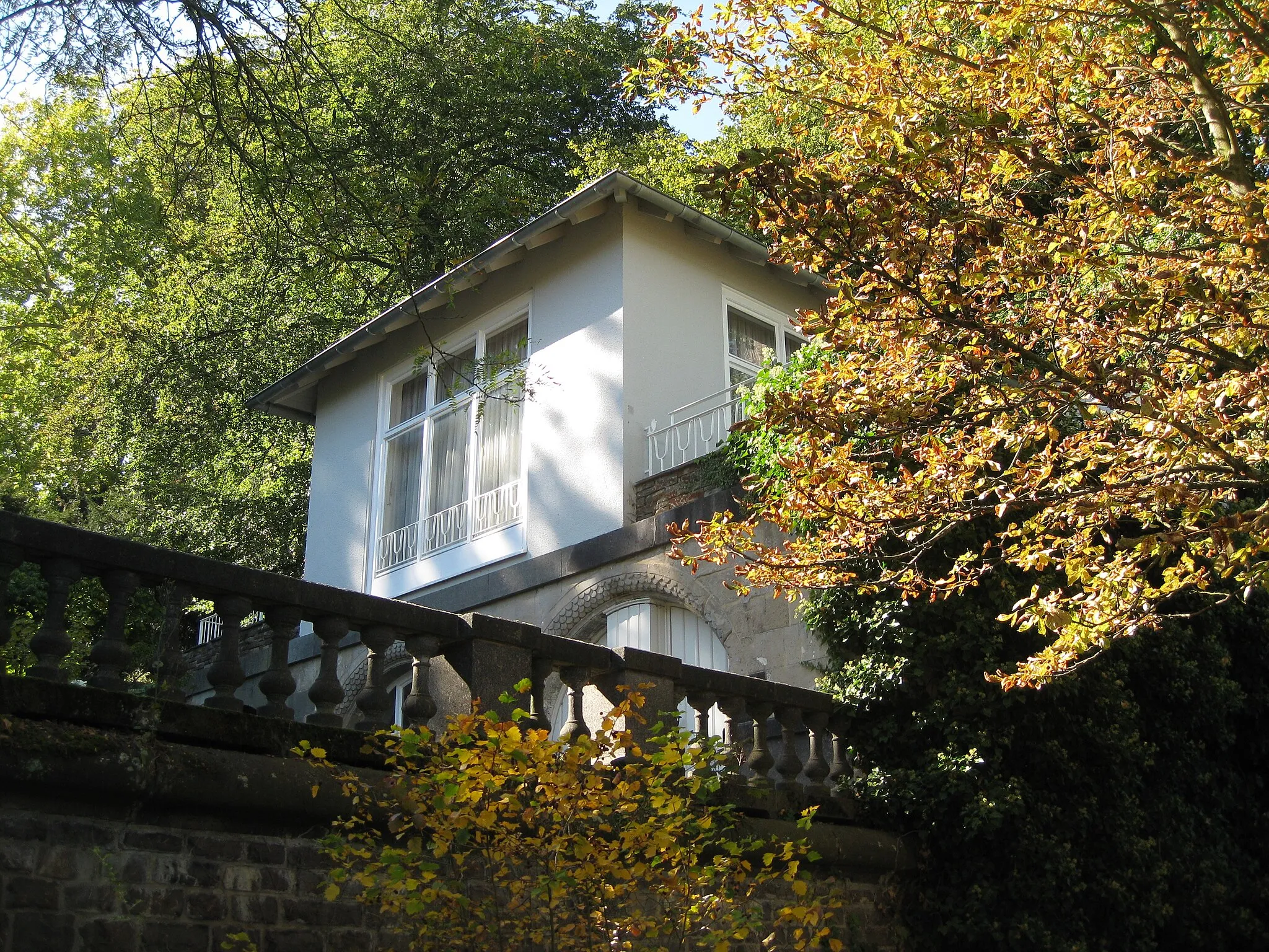 Photo showing: Bonn: Kanzler-Teehaus (Chancellor's Tea House; built in 1955) in the park of the Palais Schaumburg.