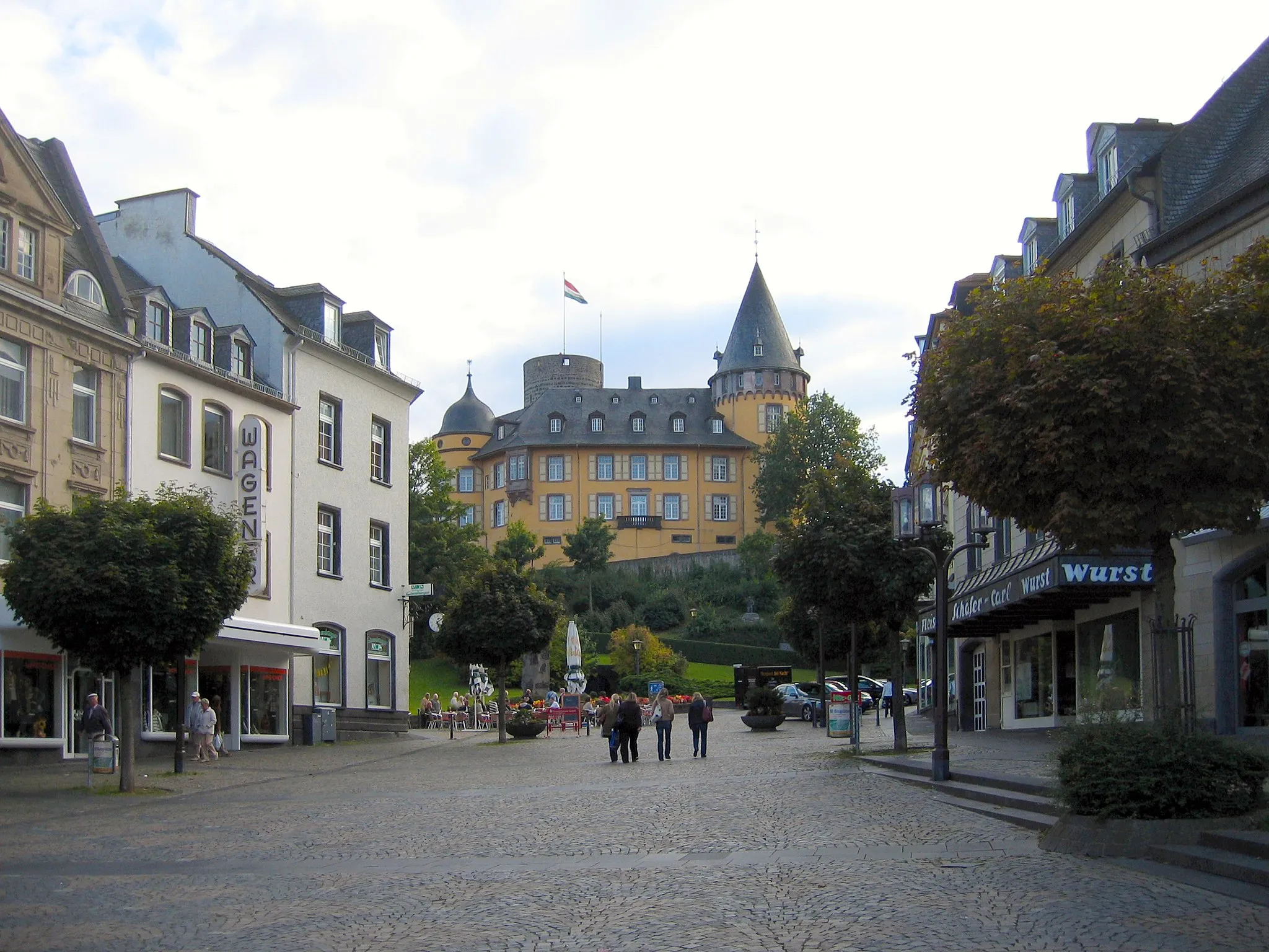 Photo showing: Der Marktplatz in Mayen mit Blick auf die Genovevaburg