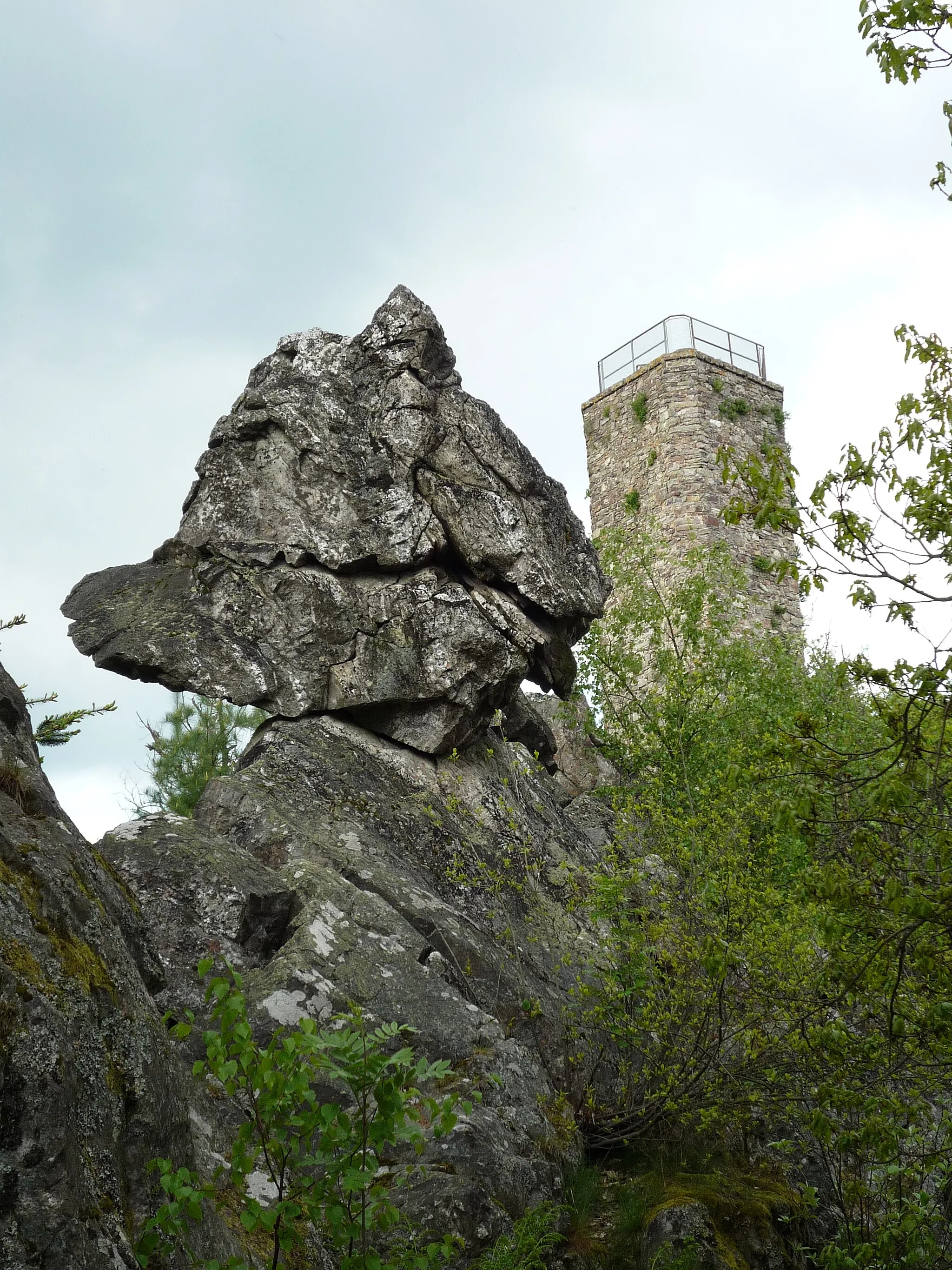 Photo showing: Felsformationen und der Bergfried von Burg Koppenstein