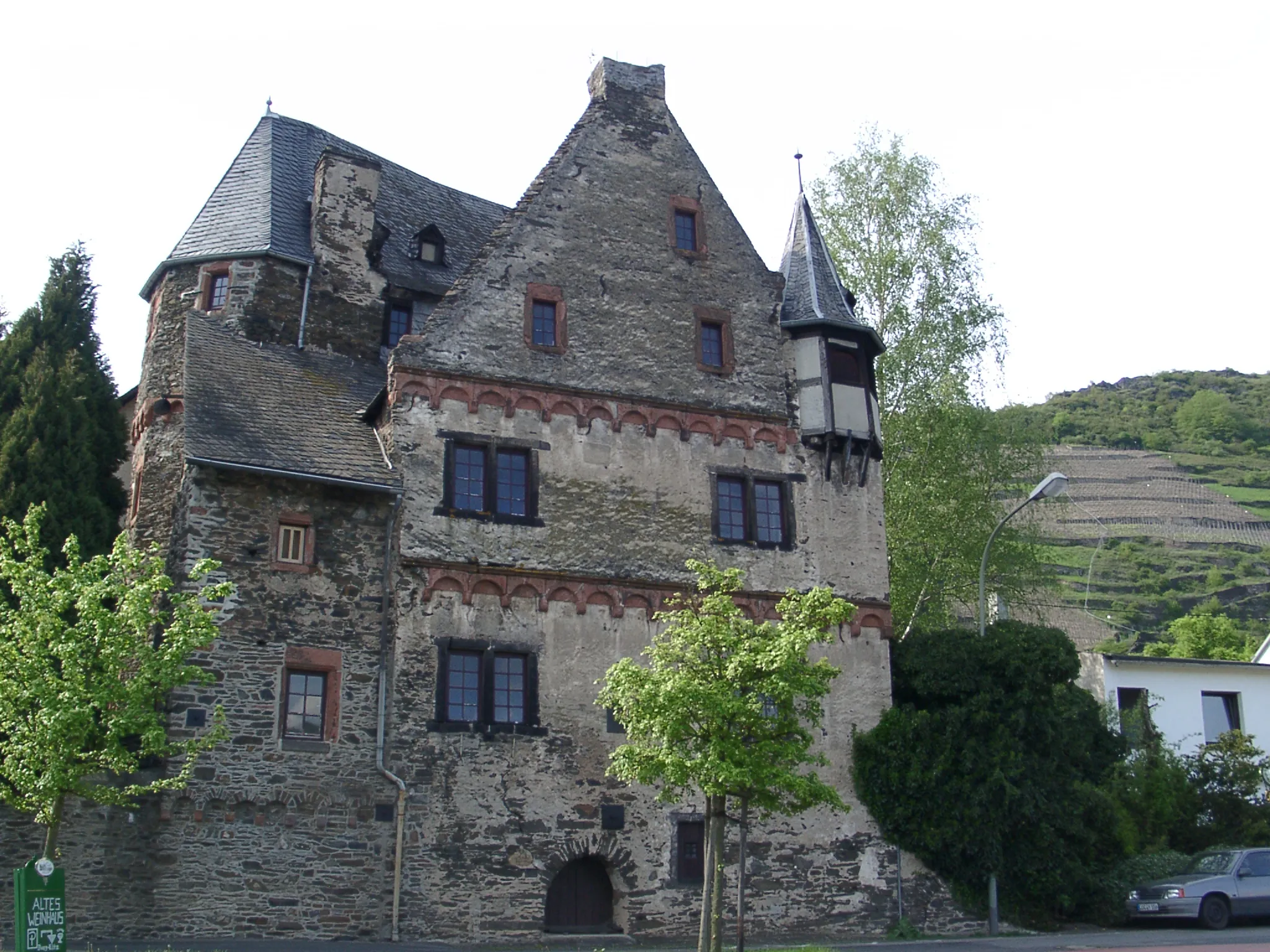 Photo showing: Burghaus in Karden - selbst fotografiert (Klaus Graf) 30.4.2005 -