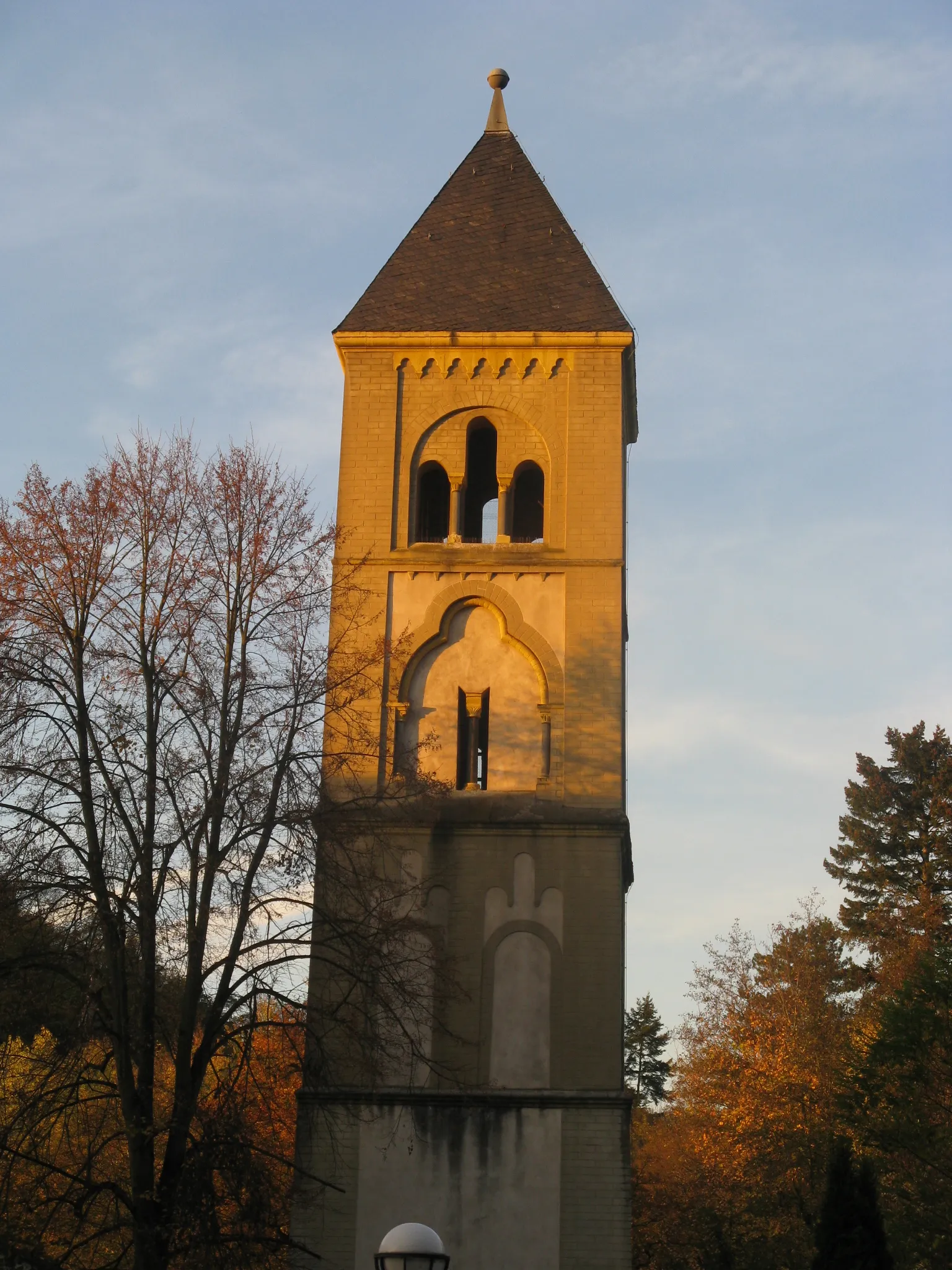 Photo showing: Old romanic Tower of destroyed former monastery Vallendar/Germany