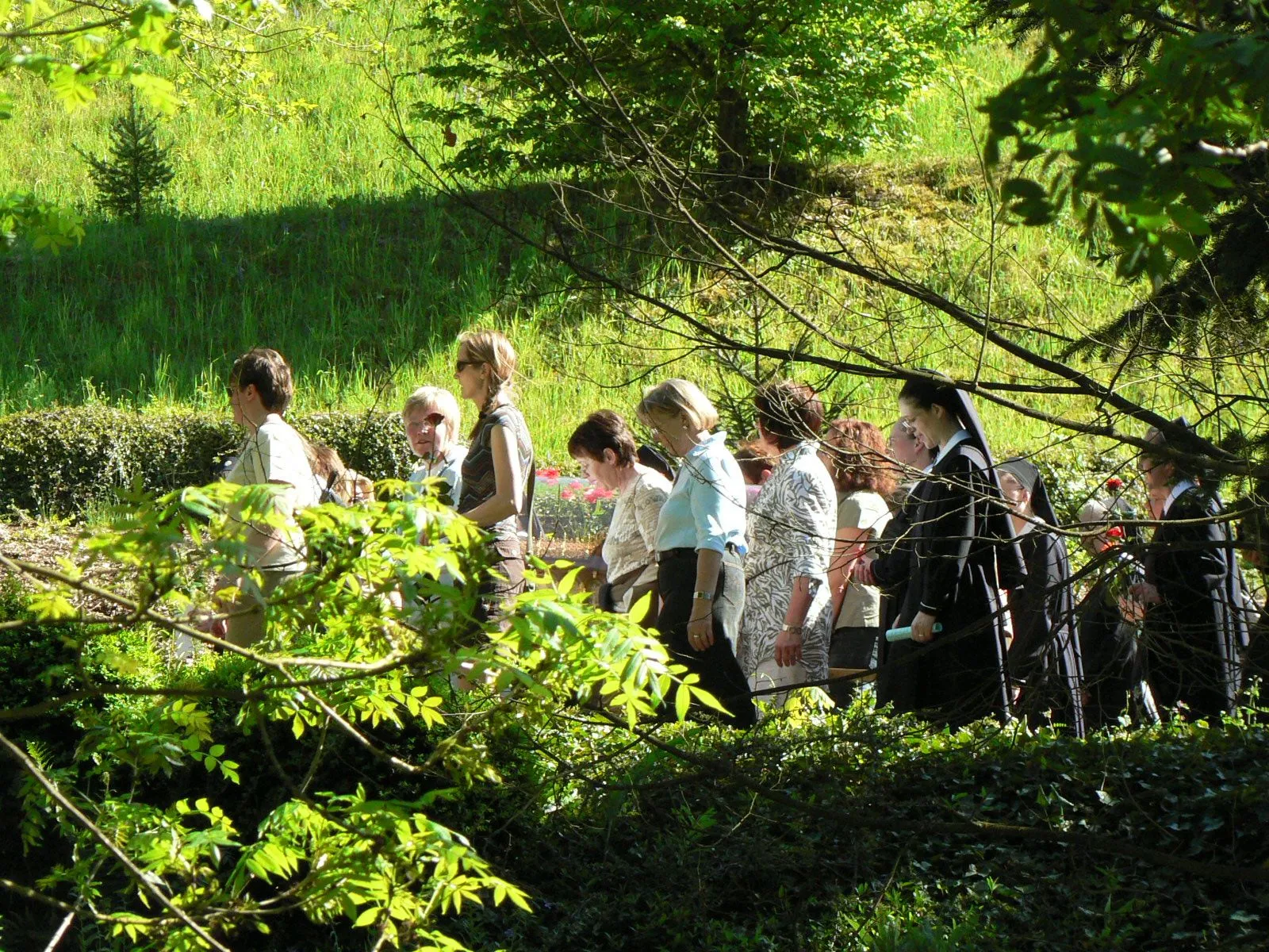 Photo showing: Prozession mit dem Reliquienschrein der hl. Therese von Lisieux in Schönstatt (Rheinland-Pfalz)