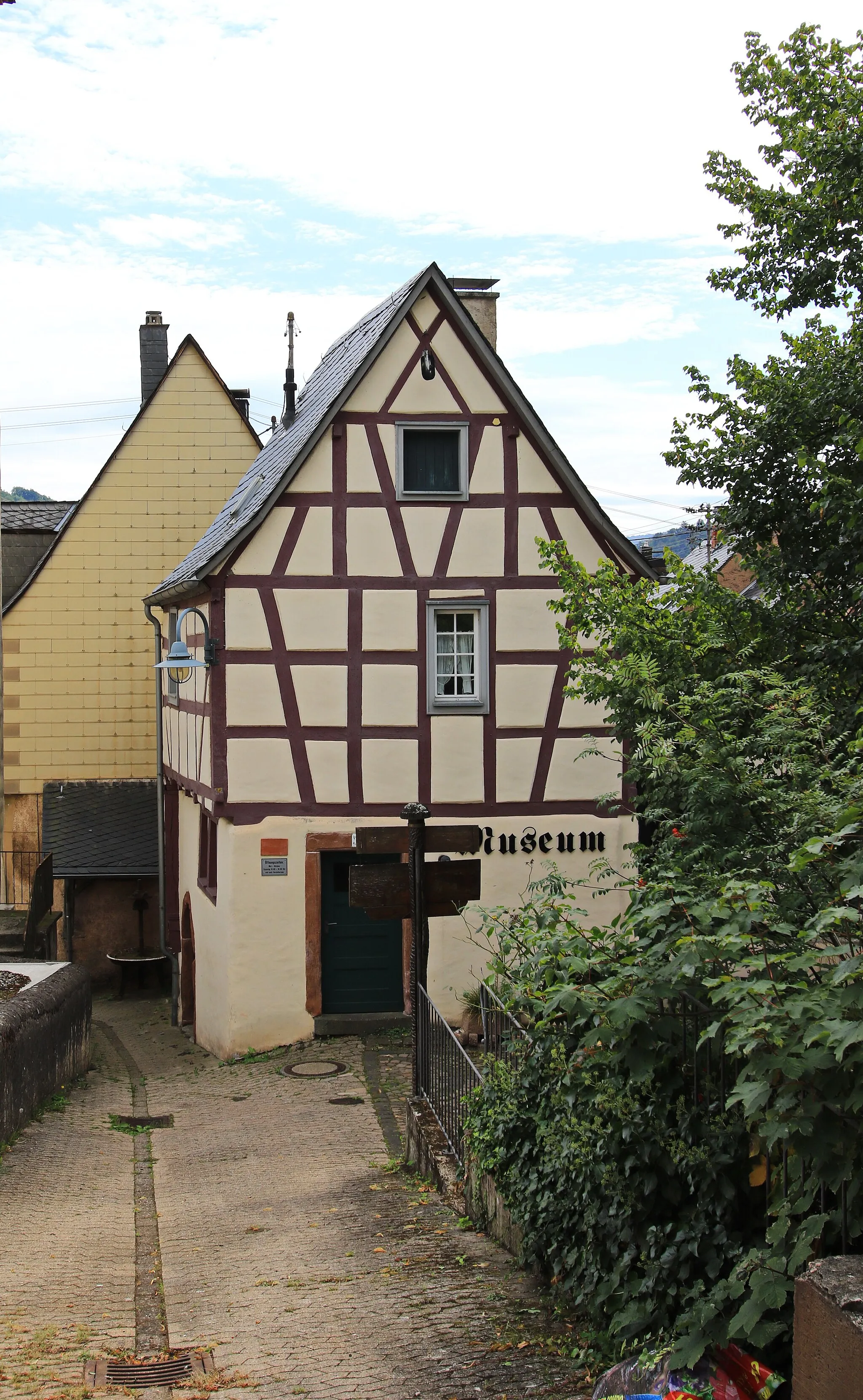 Photo showing: Ehemalige Schule; Fachwerkbau, teilweise massiv, im Kern aus dem frühen 17. Jahrhundert; Backofen.  Auf Kockert 10 in Alf (Mosel), Kreis Cochem-Zell, Rheinland-Pfalz.