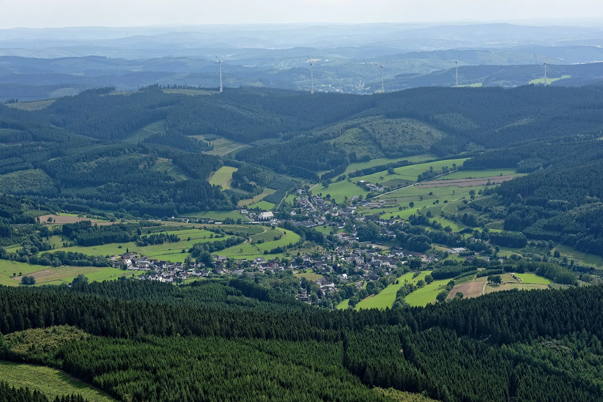 Photo showing: Luftaufnahme: Heinsberg, dahinter Windpark nördlich von Hilchenbach, Nordrhein-Westfalen