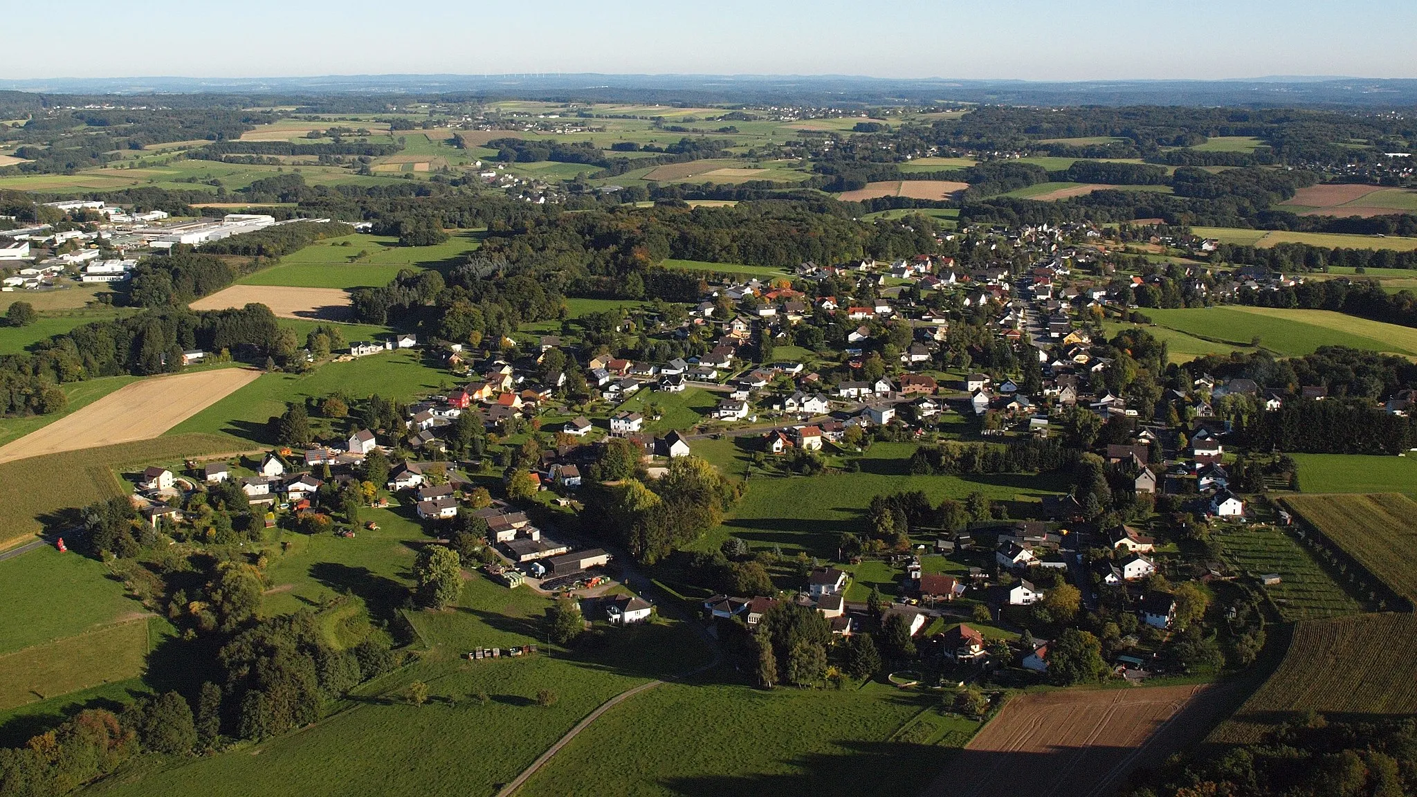 Photo showing: Kölsch-Büllesbach, Luftaufnahme (2015)