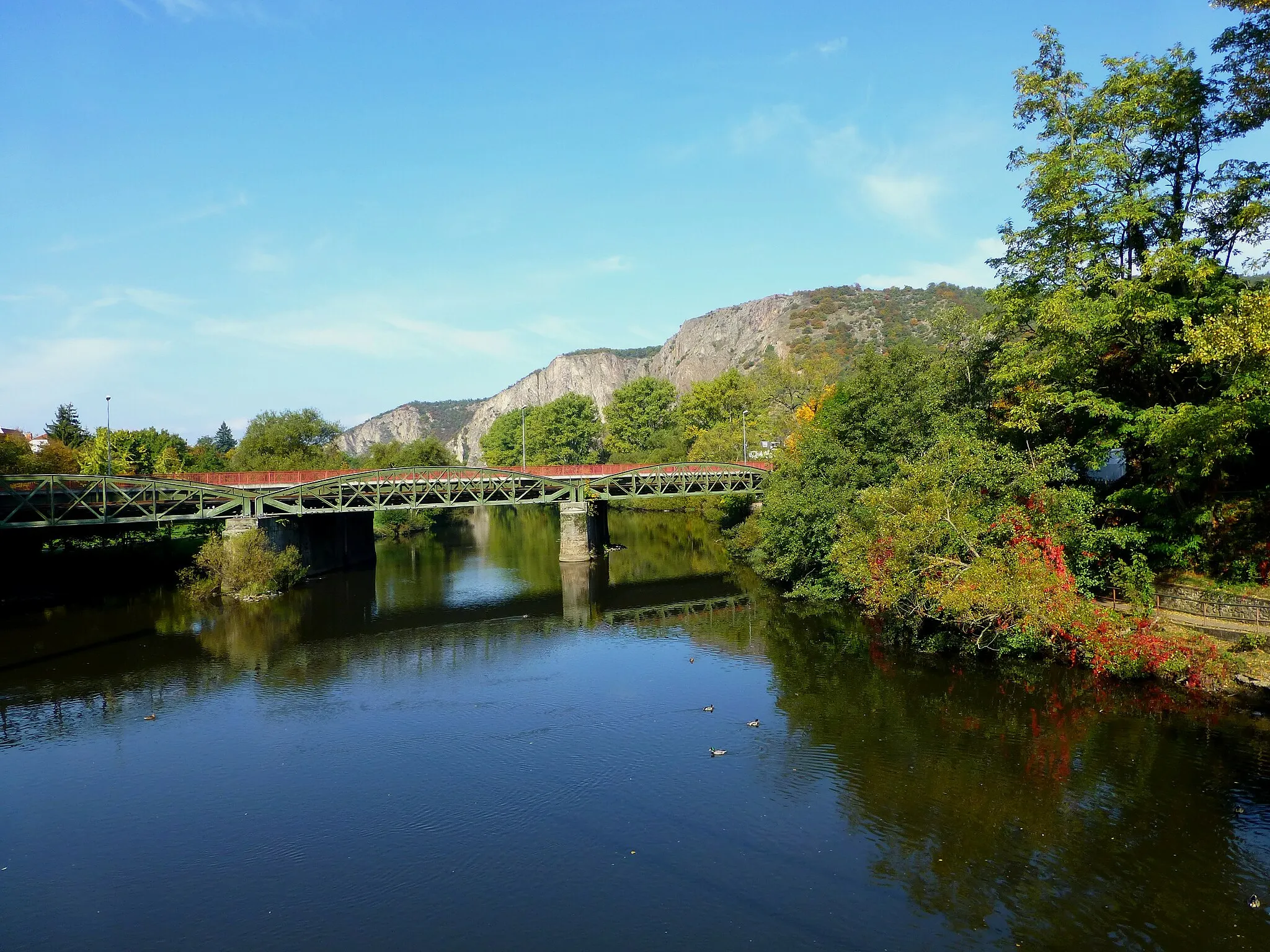 Photo showing: Bad Münster am Stein-Ebernburg – Brücke der Bundesstraße 48 und der Bundesbahn über die Nahe. Im Hintergrund der Rotenfels