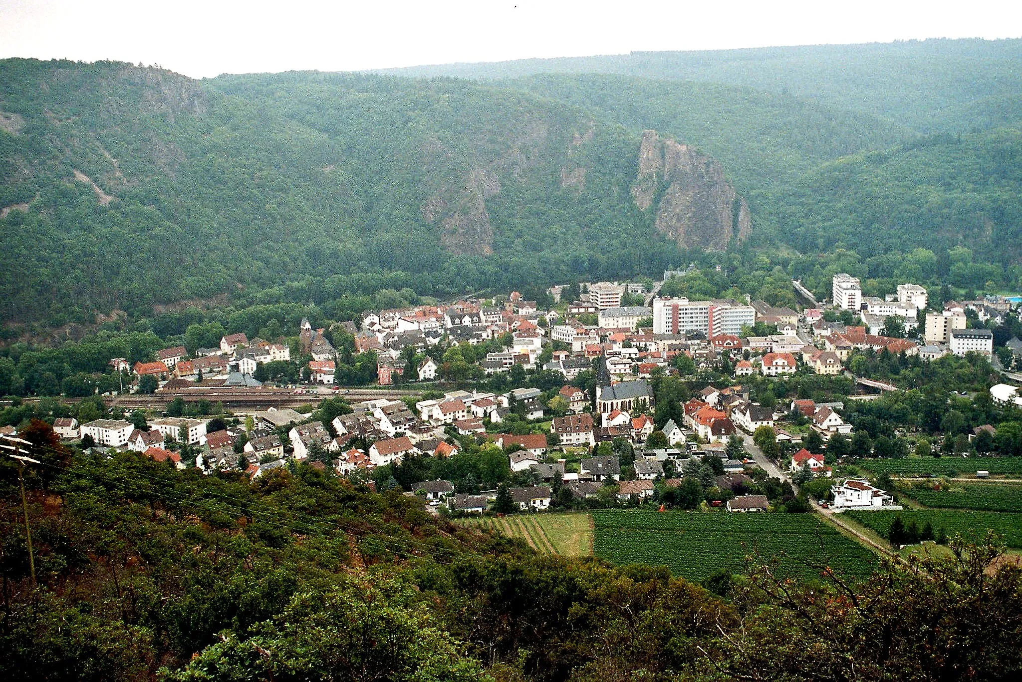Photo showing: Rotenfels nearby Traisen, view to Bad Münster