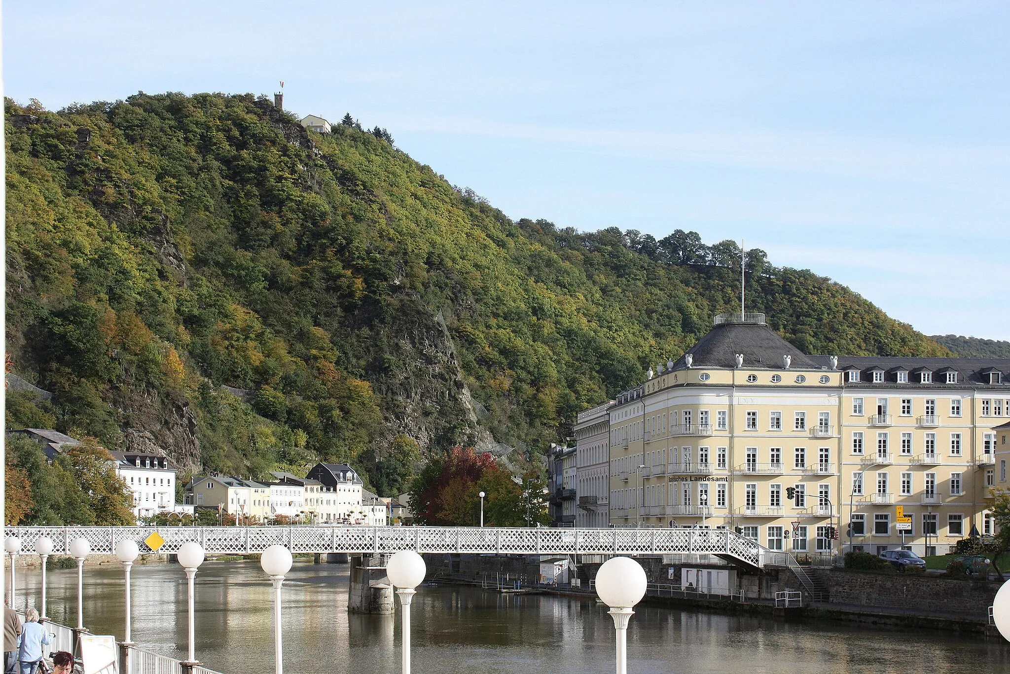 Photo showing: Bad Ems, view to the bridge "Fußgängerbrücke", to the house 14-16 Mainzer Straße and to the tower "Concordiaturm"