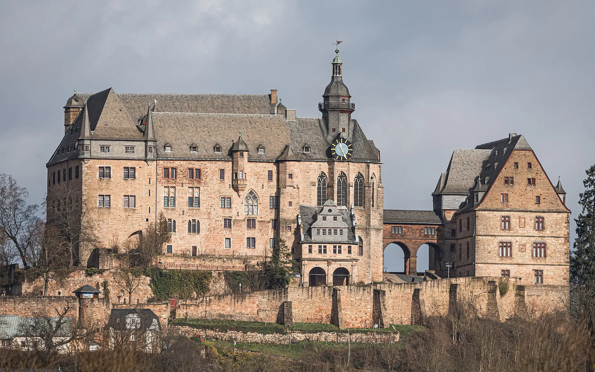 Photo showing: Remote view of the castle in Marburg, Hesse, Germany
