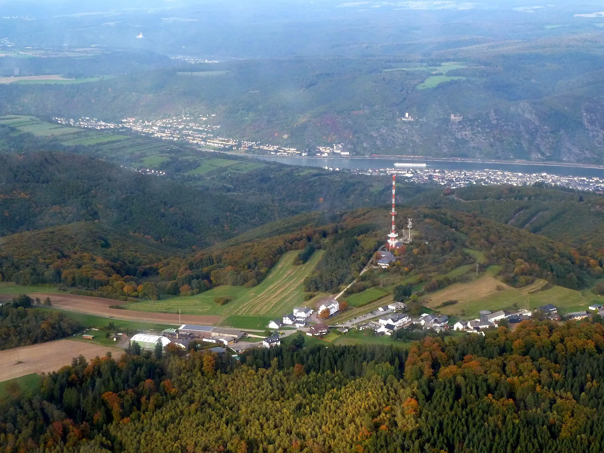 Photo showing: Im Vordergrund sieht man den Bopparder Ortsteil Fleckertshöhe und im Hintergrund den Ortsbezirk Bad Salzig und die Gemeinde Kamp-Bornhofen.