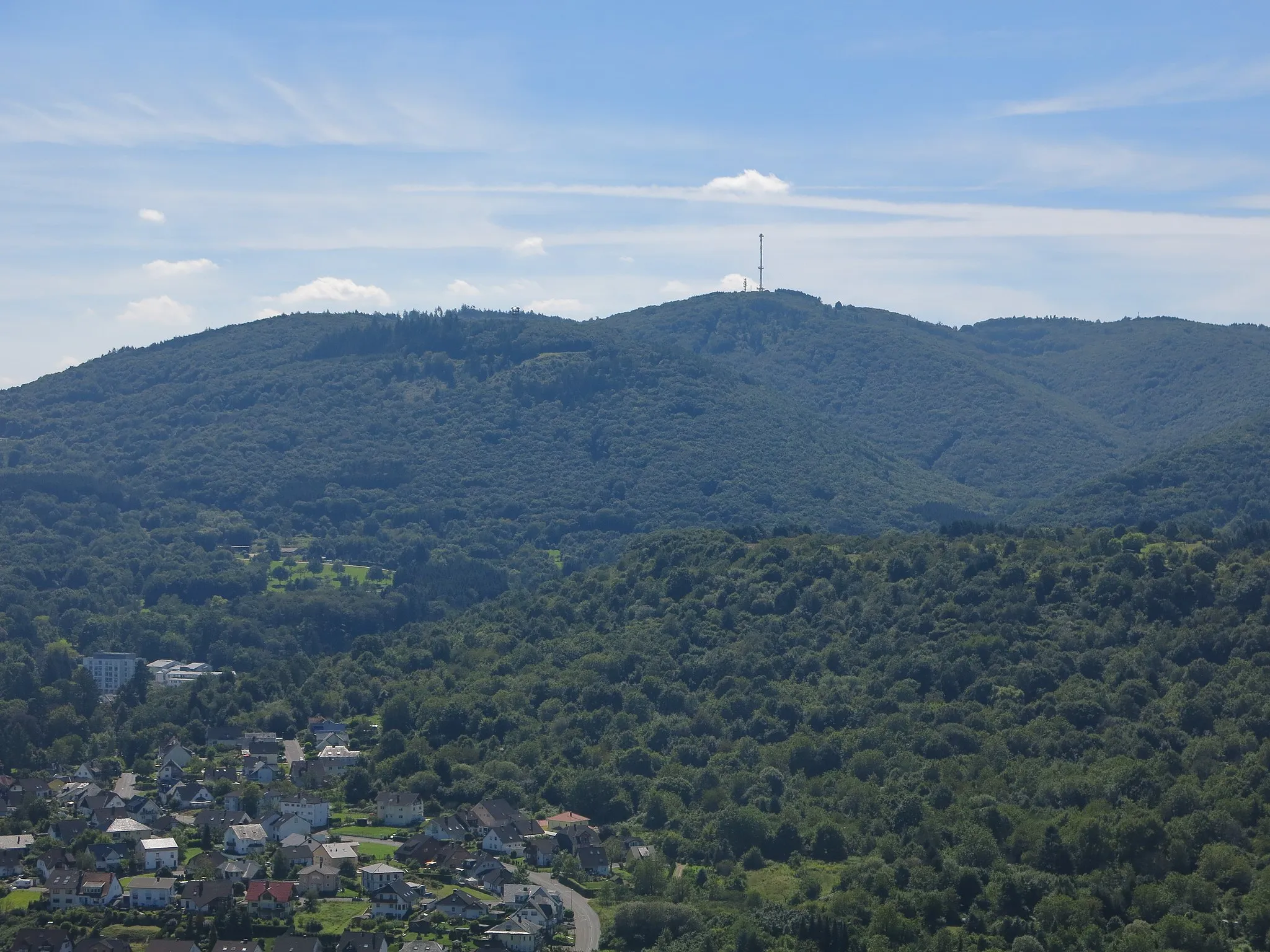 Photo showing: Mountain Fleckertshöhe near Bad Salzig, seen from Sterrenberg Castle