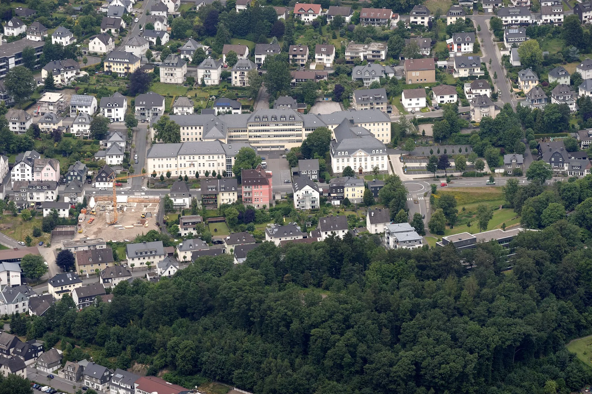 Photo showing: Fotoflug Sauerland Nord. Olpe: Kreisverwaltung Olpe, vorne Gallenberg, Finanzamt, Blickrichtung Nordwest