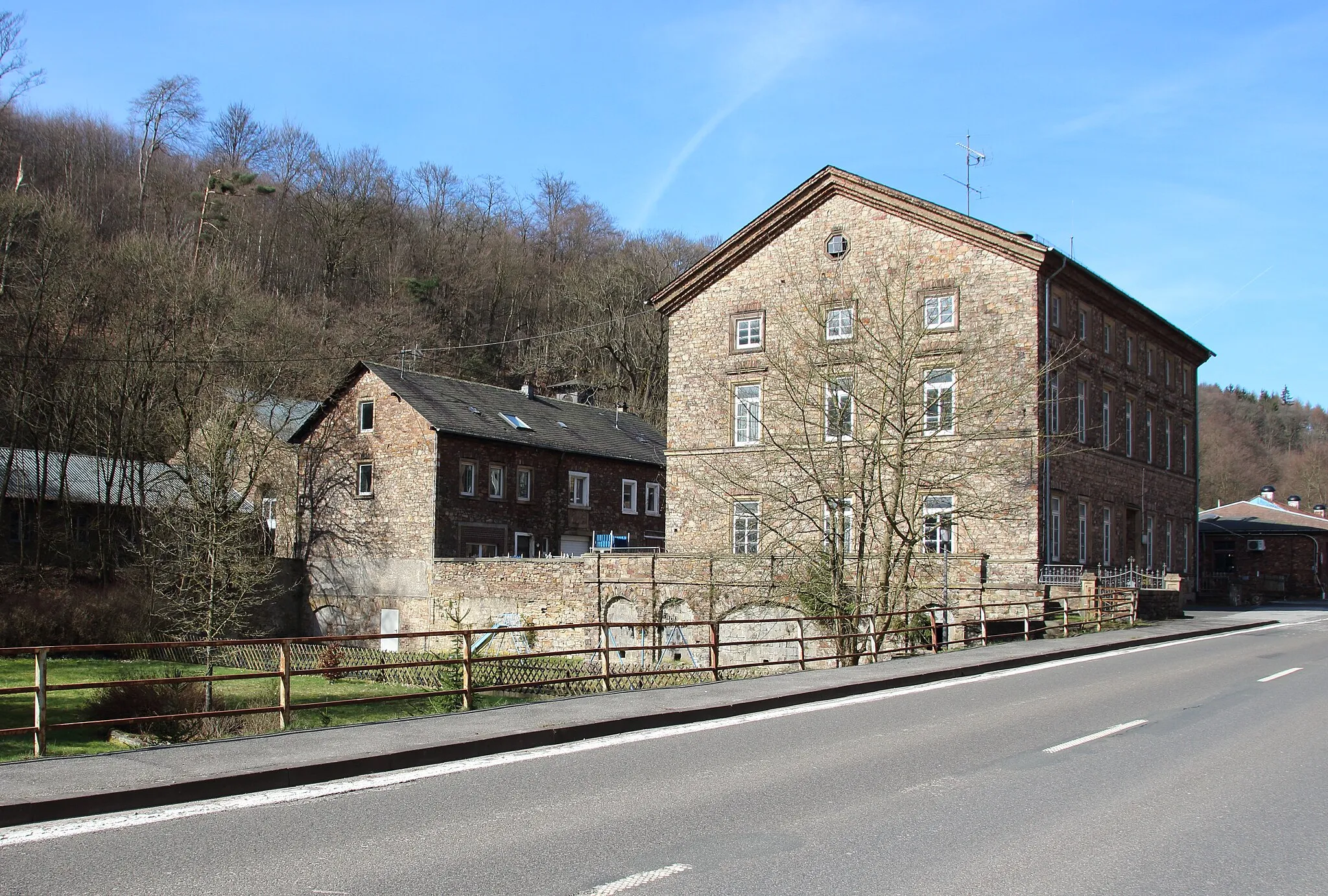 Photo showing: Casino Mayor. Ehemaliger Putzbau, Hausteinbau mit Kniestock, zweite Hälfte des 19. Jahrhunderts. Tevesstr. 24, Rheinböllerhütte