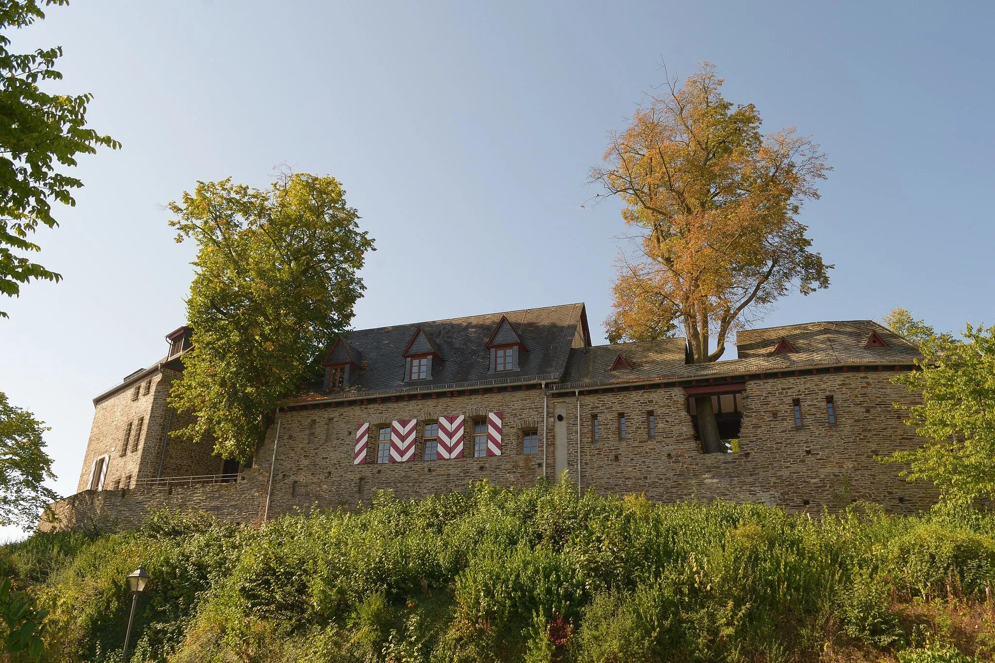 Photo showing: Die modern restaurierte Unterburgseite der Burg Kastellaun aus nordöstlicher Ansicht.