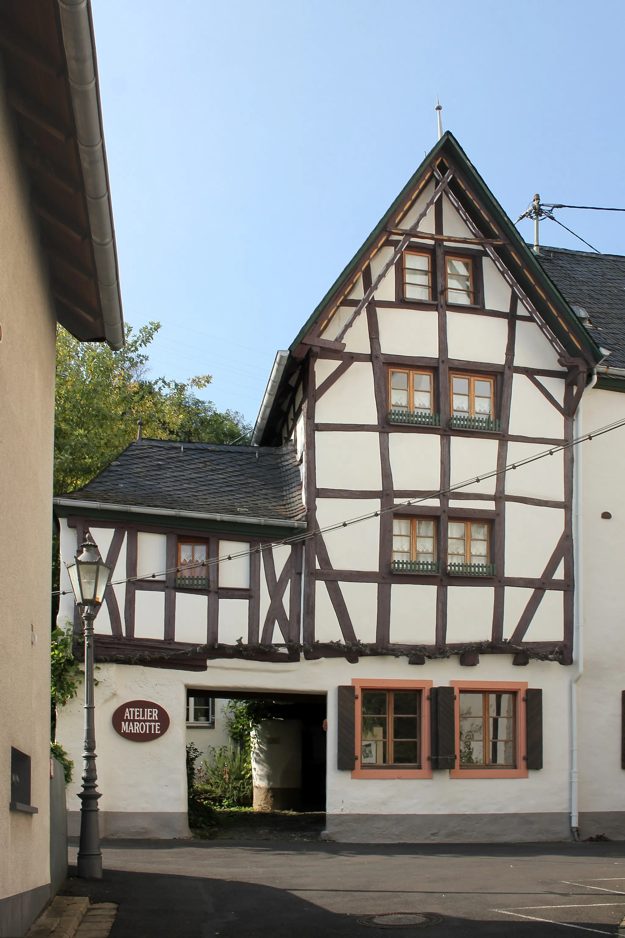 Photo showing: Dreigeschossiges Fachwerkhaus, teilweise massiv, Ständerbau, dendrodatiert 1310; Anbau (Tor) mit gekreuzten Schwertungen, dendrodatiert 1516 ± 5 Jahre