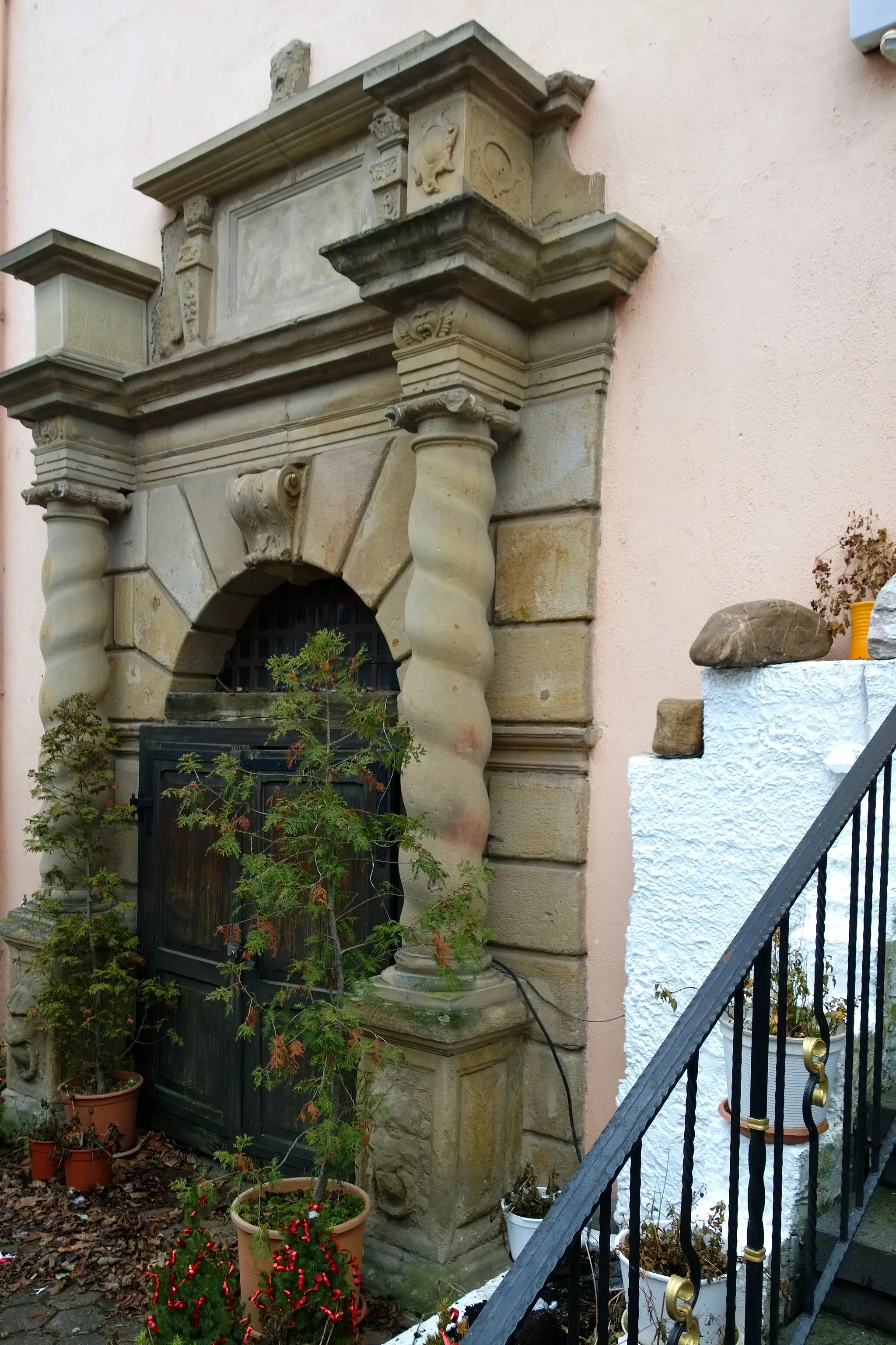 Photo showing: Barockportal der ehemaligen lutherischen Kirche, Bad Kreuznach, jetzt: Hochstraße 25