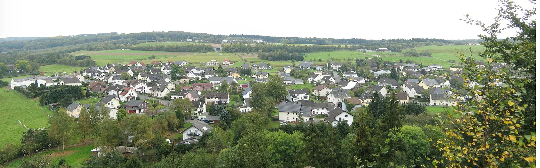 Photo showing: Panorama photo (created with Hugin) of Atzelgift a village in germany.