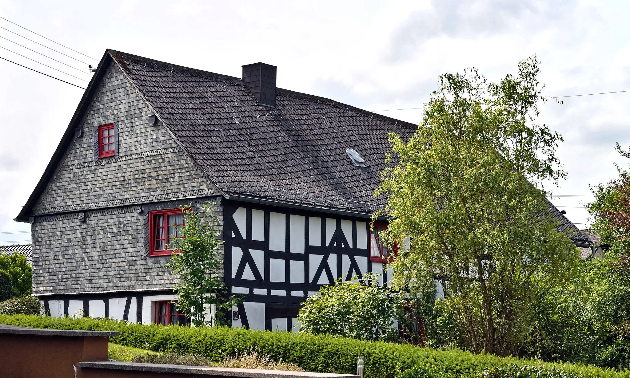 Photo showing: Cultural heritage monument half-timbered house from the second half of 18th century; view from east; Flurstraße 2, Atzelgift, Westerwaldkreis, Germany