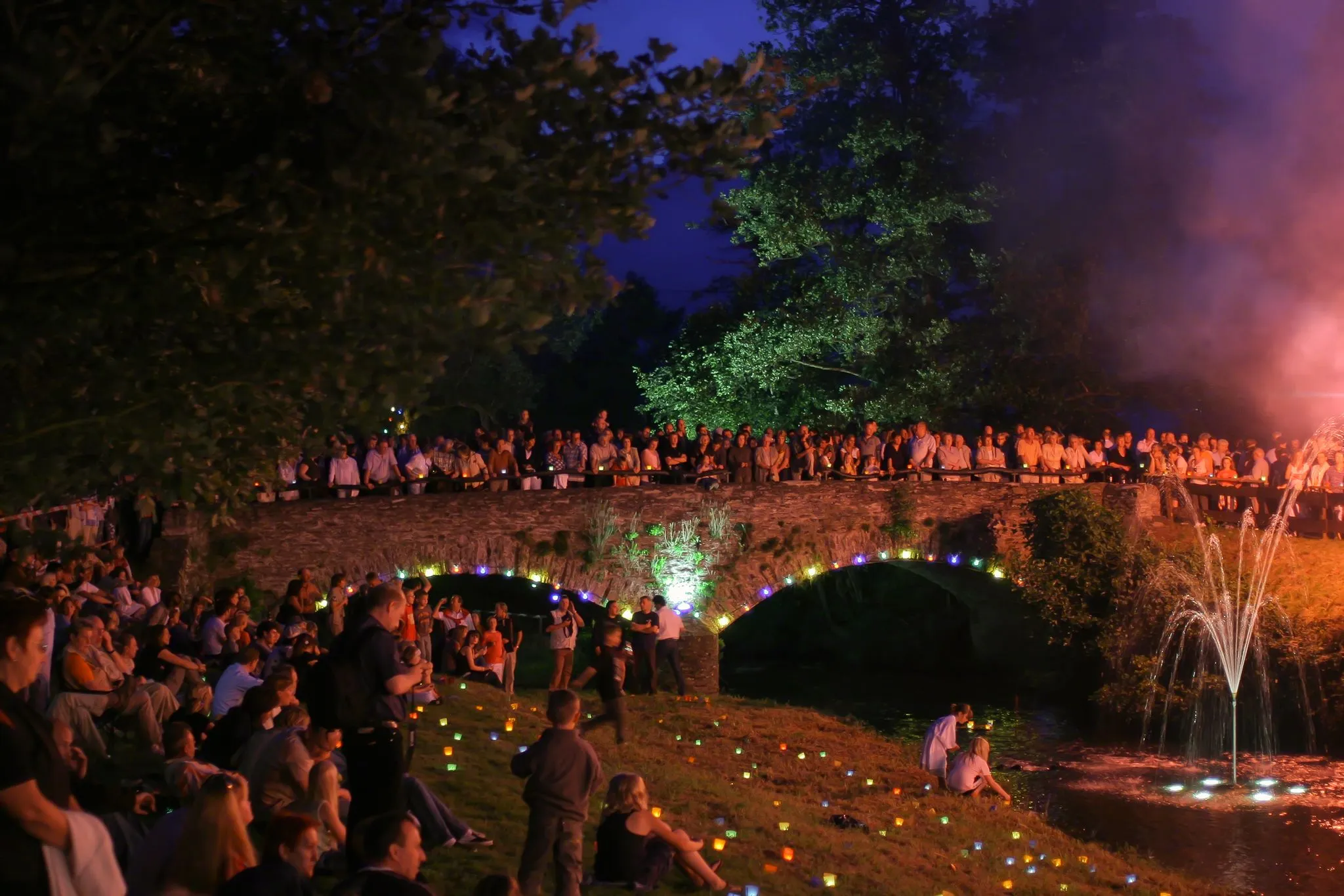 Photo showing: Fireworks audience during the 'Brückenfest '(“Bridge Festival”) in Limbach in the Westerwald. The anual festival takes place each july in honor of the local stone arch bridge from 1871.