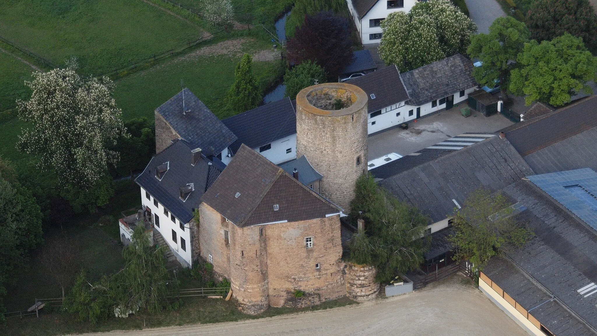 Photo showing: Burg Münchhausen, Wachtberg: Luftaufnahme aus westlicher Richtung