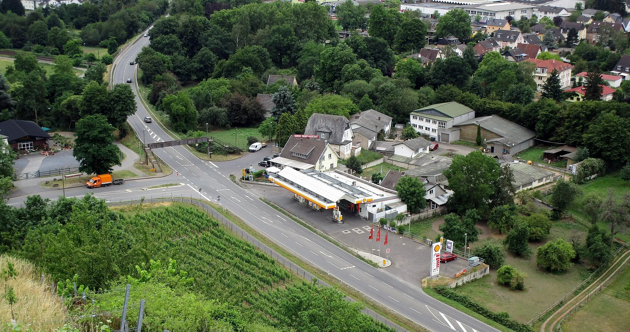 Photo showing: Blick vom Elsberg auf die Bundesstraße 42 in Unkel, mittig die Einmündung der L 252/Bruchhausener Straße