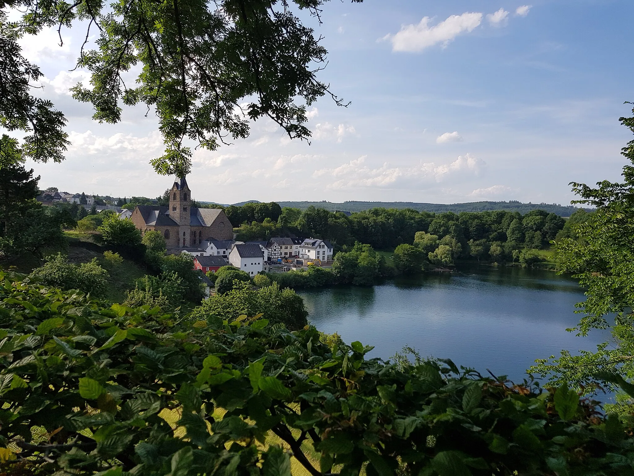 Photo showing: Ulmen vue du lac et de l'église