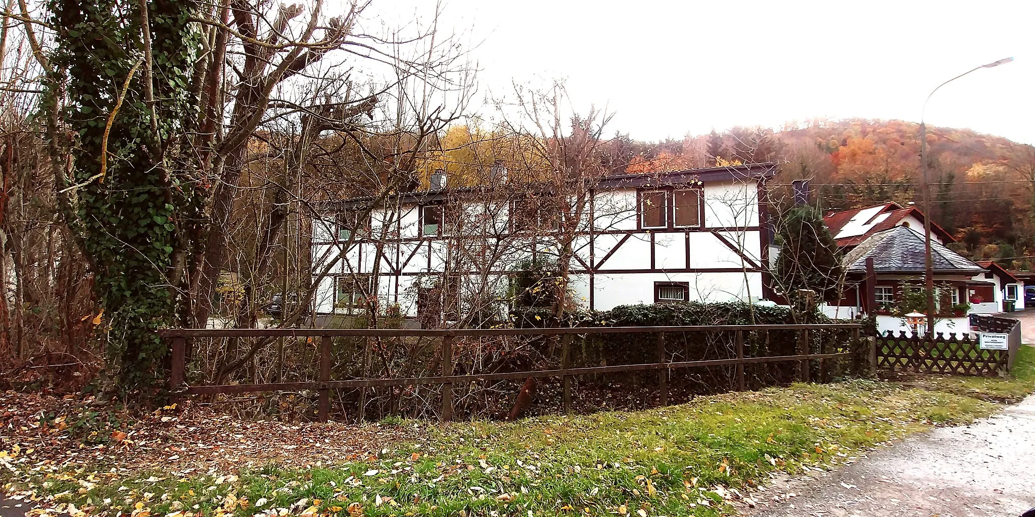 Photo showing: Gebäude der ehemaligen Quecksilbererz-Aufbereitungsanlage Obermoschel