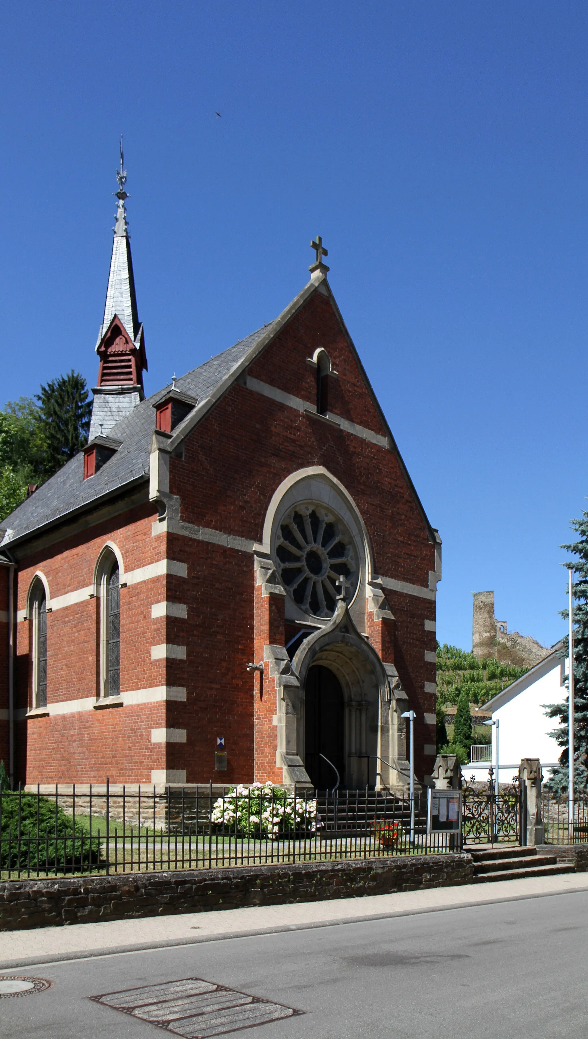 Photo showing: Evangelische Kirche Oberwesel, Chablis-Straße. Der neugotischer Backsteinbau entstand nach Plänen des Architekten August Heinz aus Boppard (1897 - 1899)