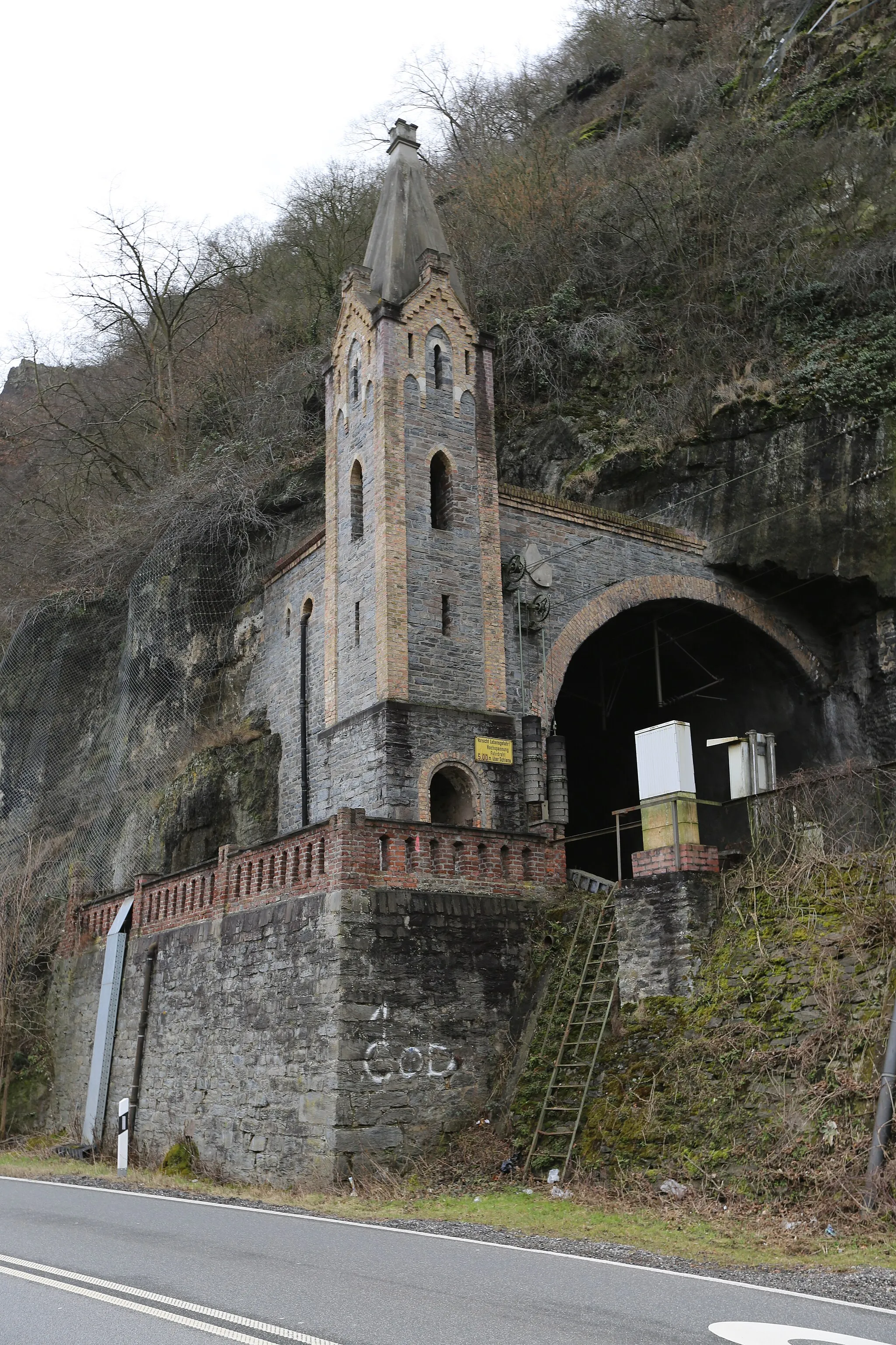 Photo showing: The photo shows the north portal of railway tunnel named “Kammerecktunnel”(built 1858 - 1859), outside of Oberwesel (Rhine), Germany