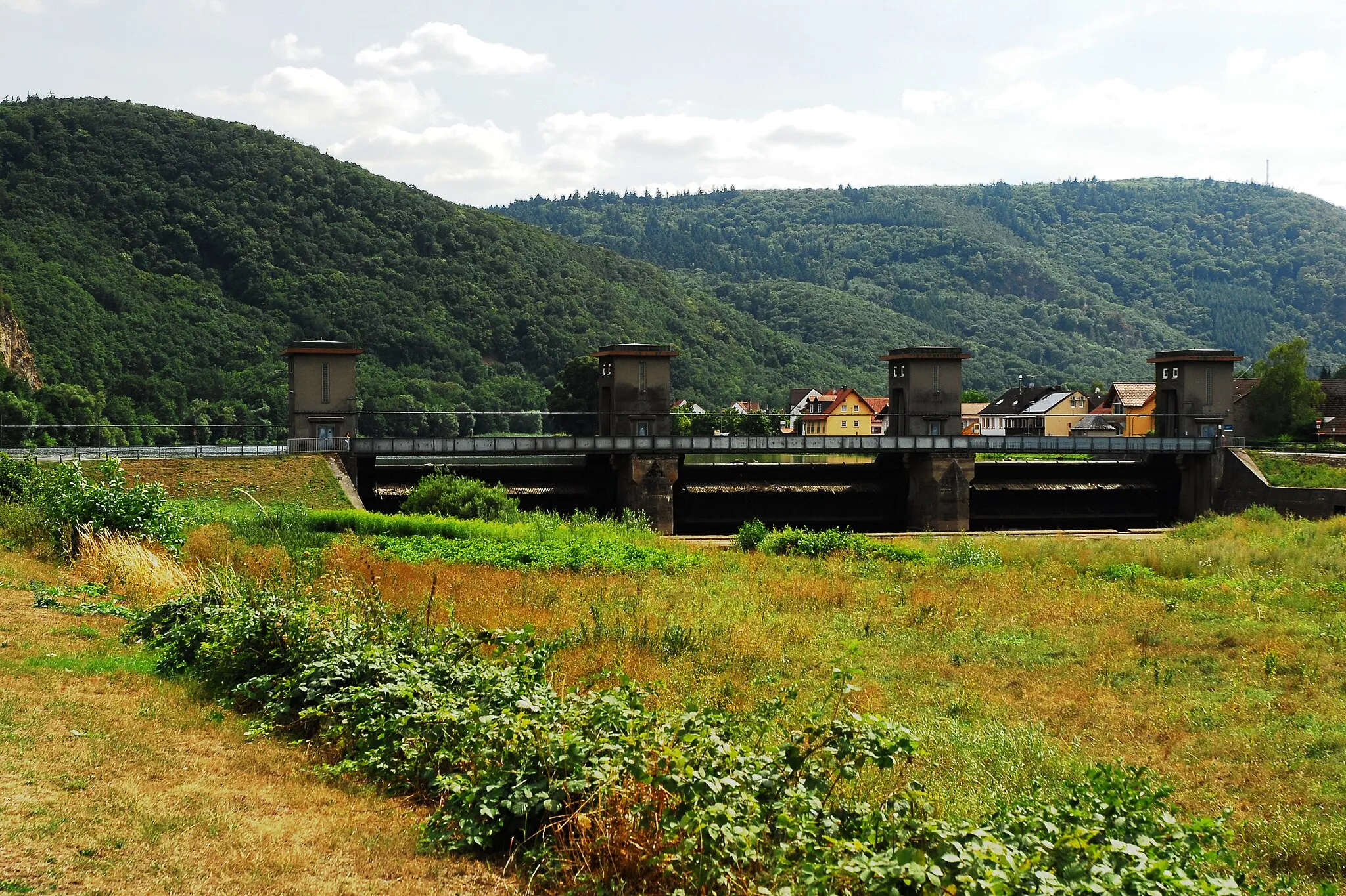 Photo showing: Wasserkraftwerk und Stausee in Niederhausen (Nahe), 	östlich des Ortes an der Nahe: Blick von Norden auf Stauwehr mit Brücke und vier Türmen, 1930/50er Jahre.