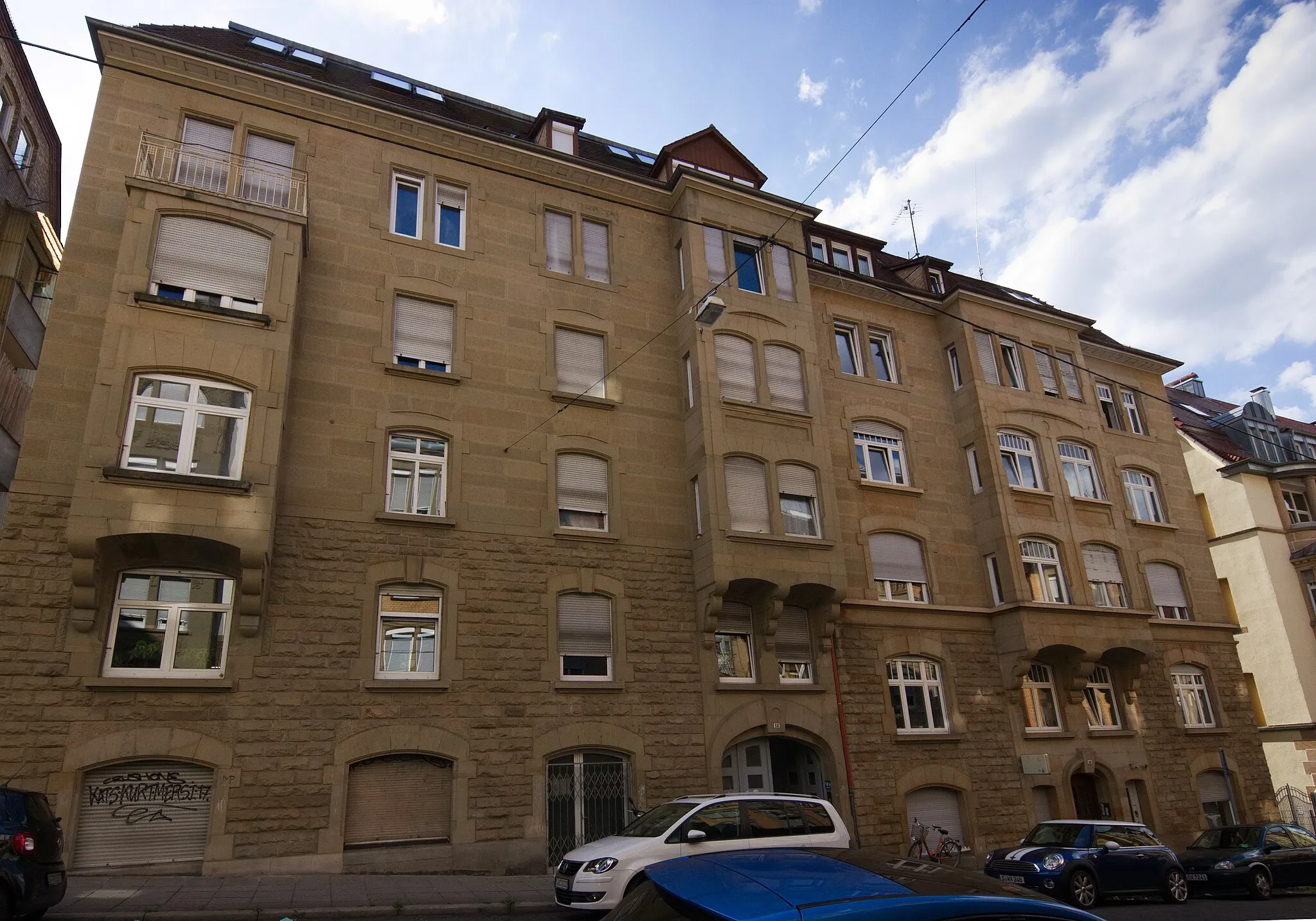 Photo showing: Doppelmietshaus mit Ladenlokalen Strohberg 16 und 18 in Stuttgart. Erbaut 1907 von Schmid und Burkhardt im Stil der Neorenaissance bzw. des Jugendstils. Geschützt nach § 2 DSchG