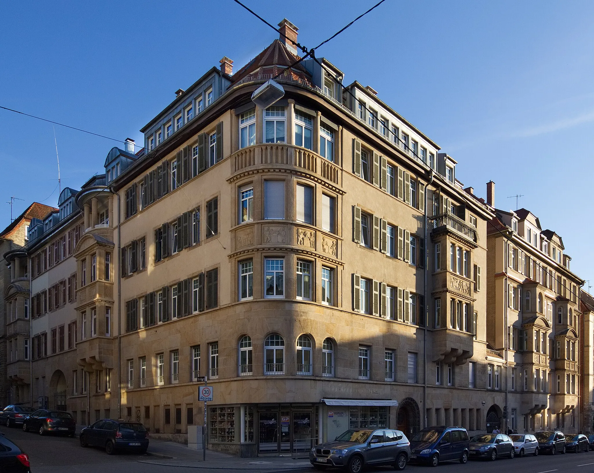 Photo showing: Mietshäuser Filderstraße 37, 39 und Strohberg 12, 14 in Stuttgart. Teil einer denkmalgeschützten Sachgesamtheit. Erbaut 1909-1912 von Heinrich Kärcher im Stil des Neoklassizismus/Biedermeier. Geschützt nach § 2 DSchG.