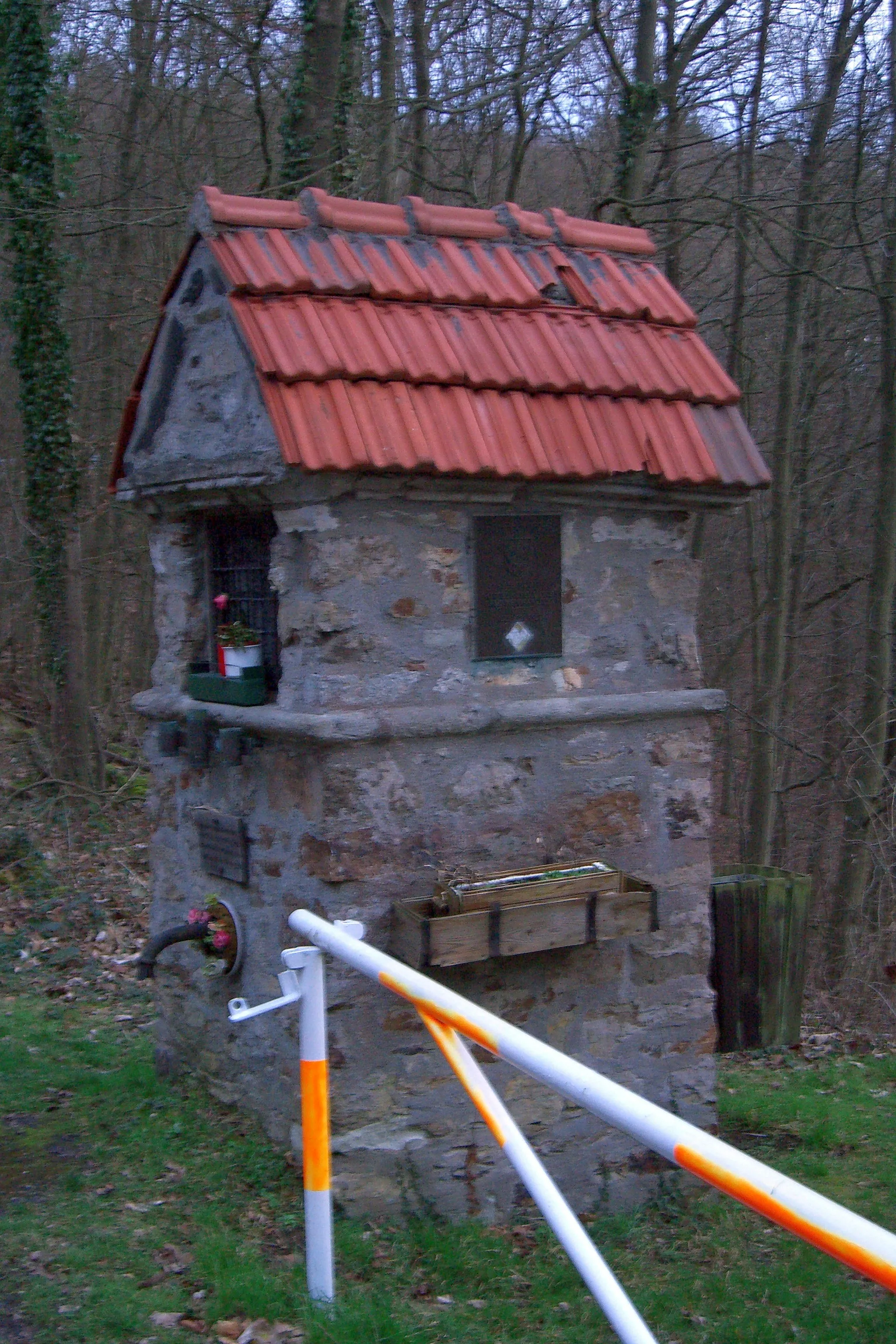 Photo showing: Spießborn, mittelalterliche Brunnenkapelle, 1738 in Bruchsteinmauerwerk neu gefasst