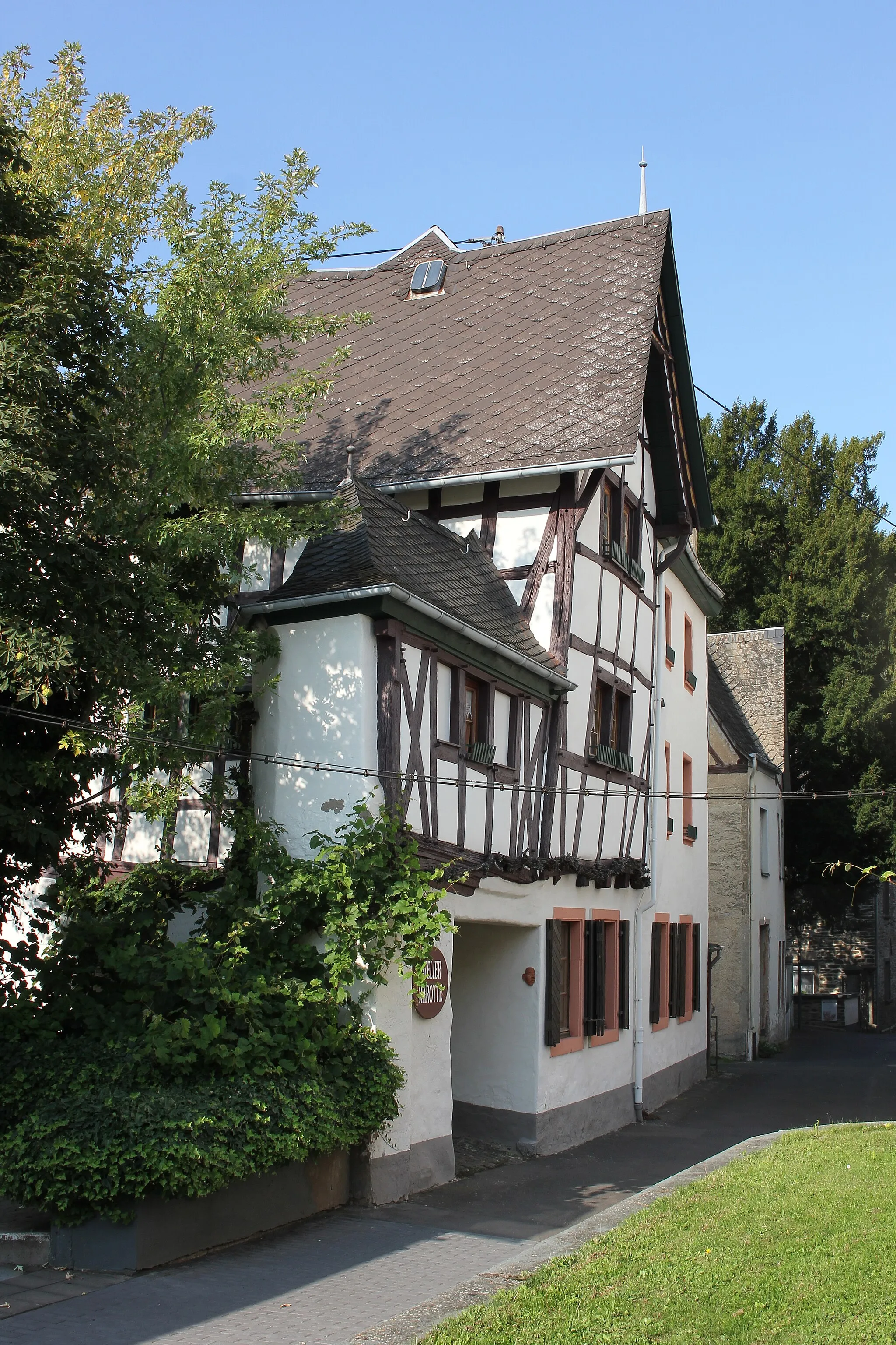 Photo showing: Dreigeschossiges Fachwerkhaus, teilweise massiv, Ständerbau, dendrodatiert 1310; Anbau (Tor) mit gekreuzten Schwertungen, dendrodatiert 1516 ± 5 Jahre