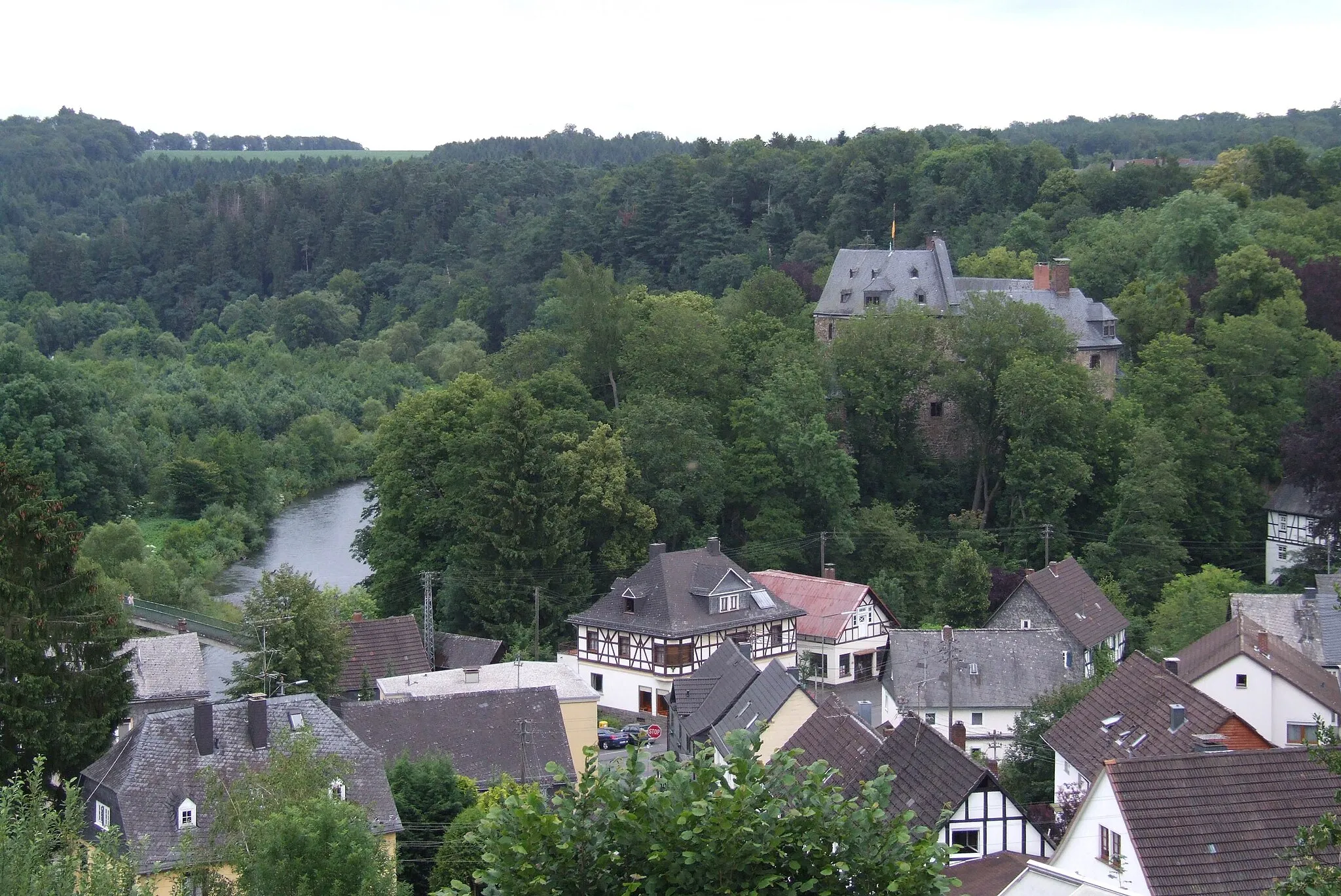 Photo showing: Wissener Stadtteil Schönstein mit Schloss Schönstein und der Sieg.