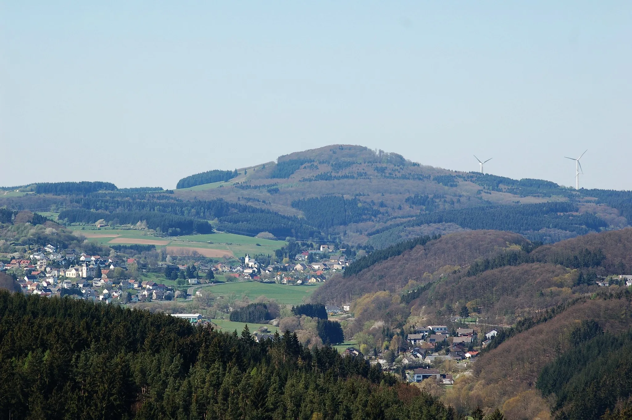 Photo showing: The Erresberg (698.8 m above NN) a mountain in the German hill range of the Eifel seen from the foot of the Mäuseberg (am Weinfelder Maar)