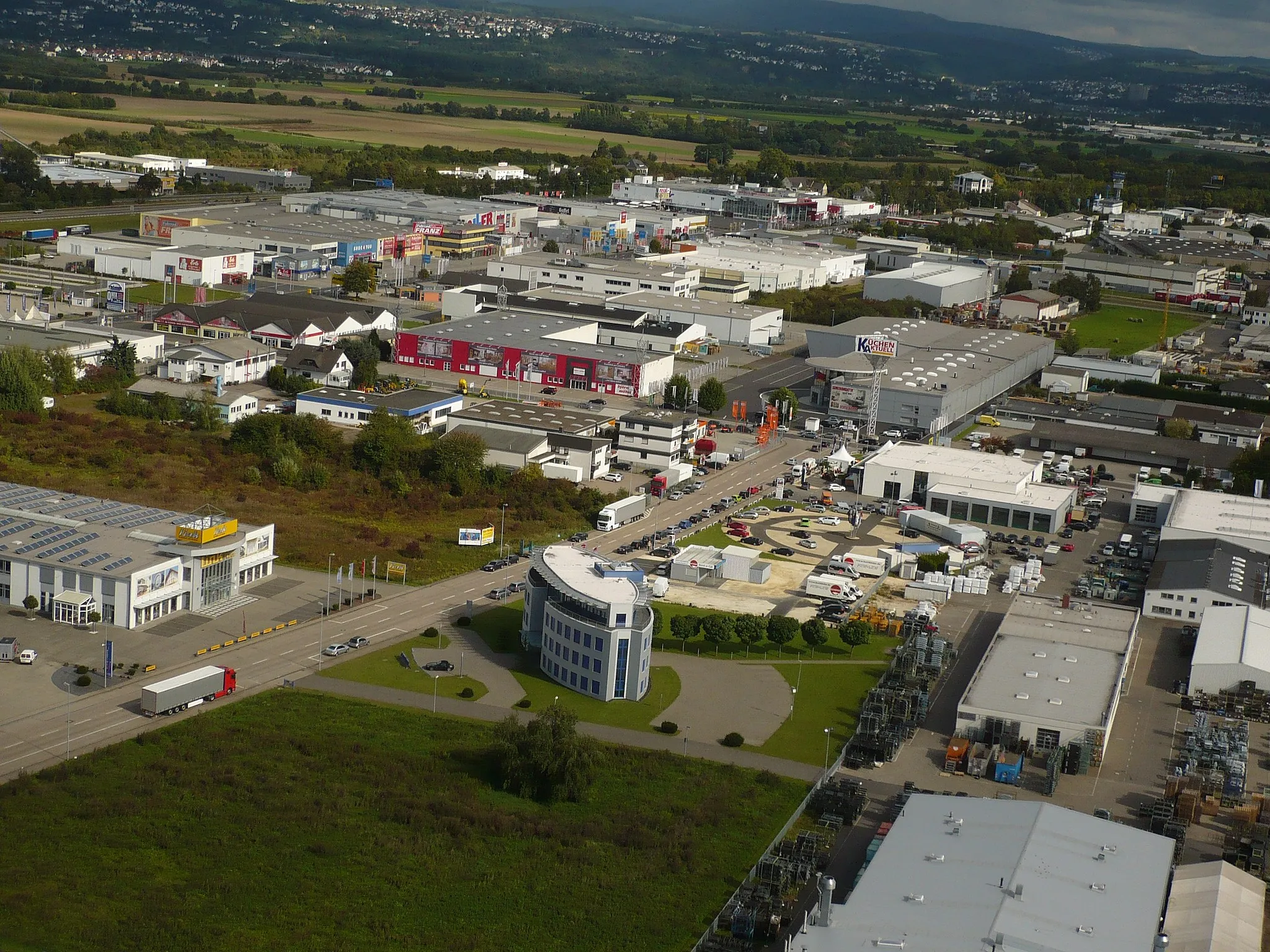 Photo showing: Luftaufnahmedes Industrie und Gewerbegebiets Mülheim-Kärlich