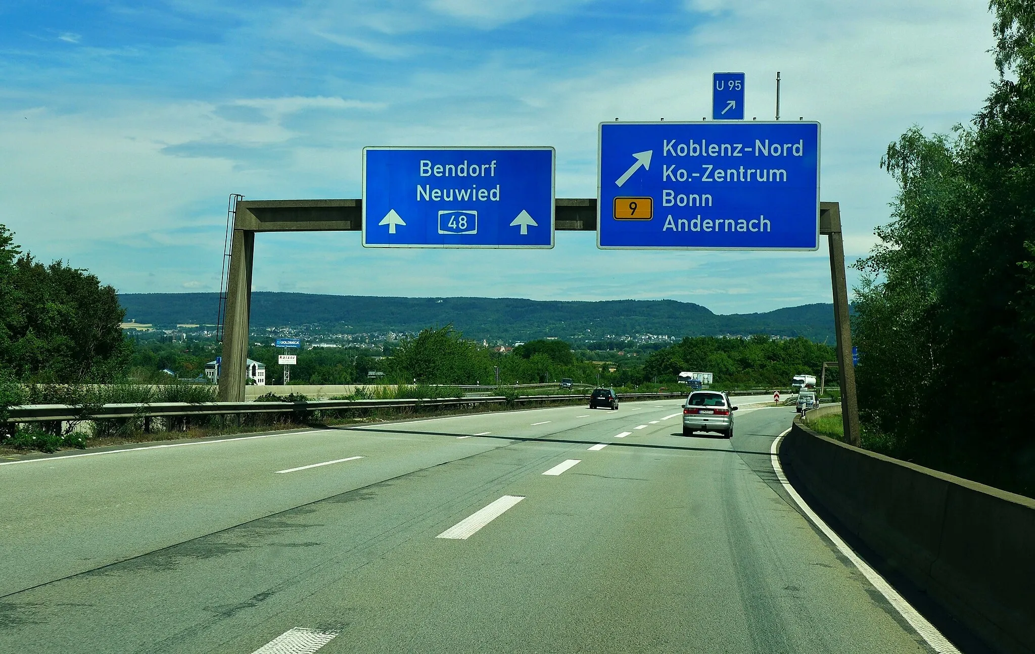 Photo showing: View of the south western approach of Bundesautobahn 48 to Koblenz-Nord interchange with Bundesstraße 9 near Koblenz-Bubenheim, Rhineland-Palatinate, Germany.
