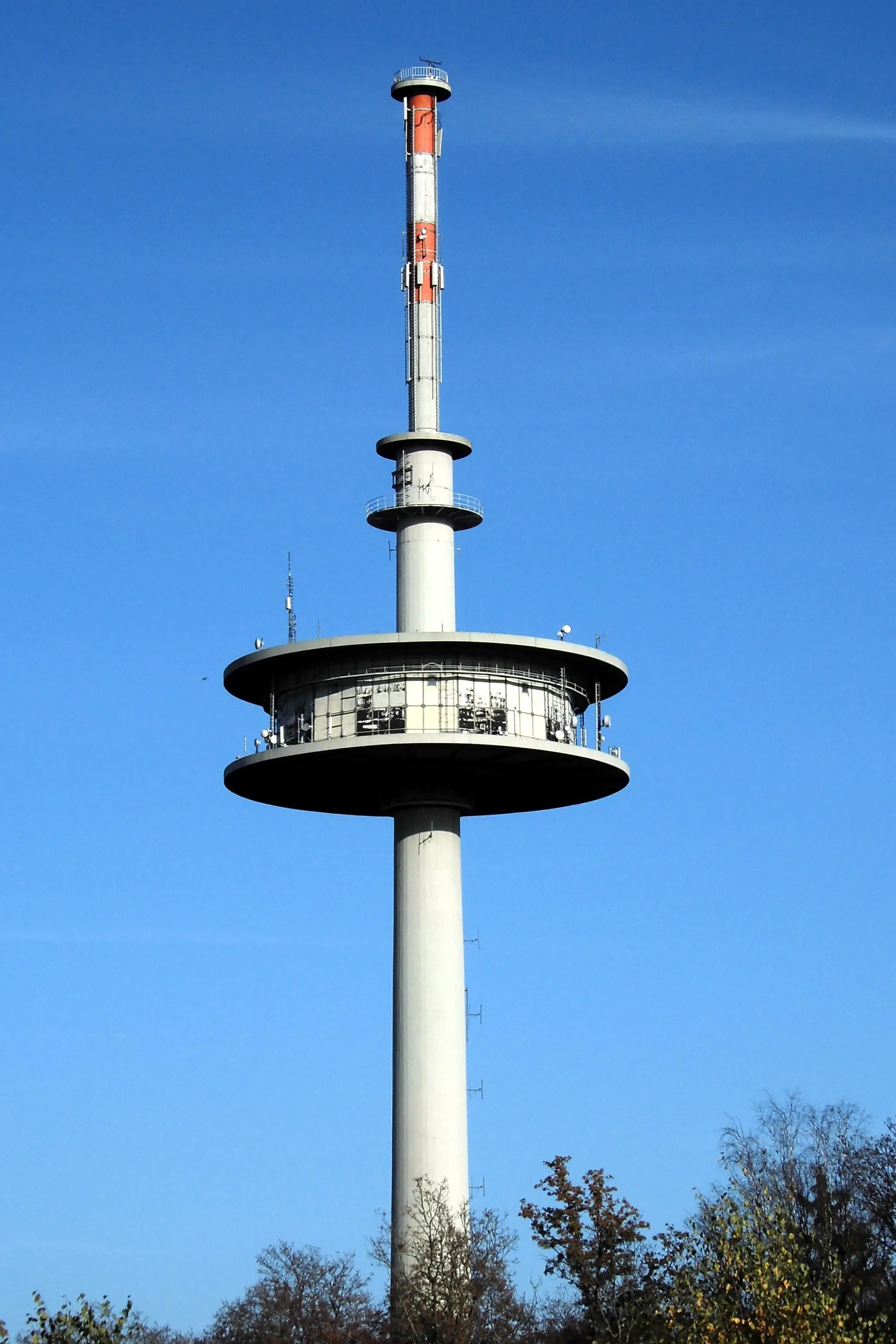 Photo showing: Fernmeldeturm Siegen-Süd (Eisernhardt) ohne DAB+ Antenne