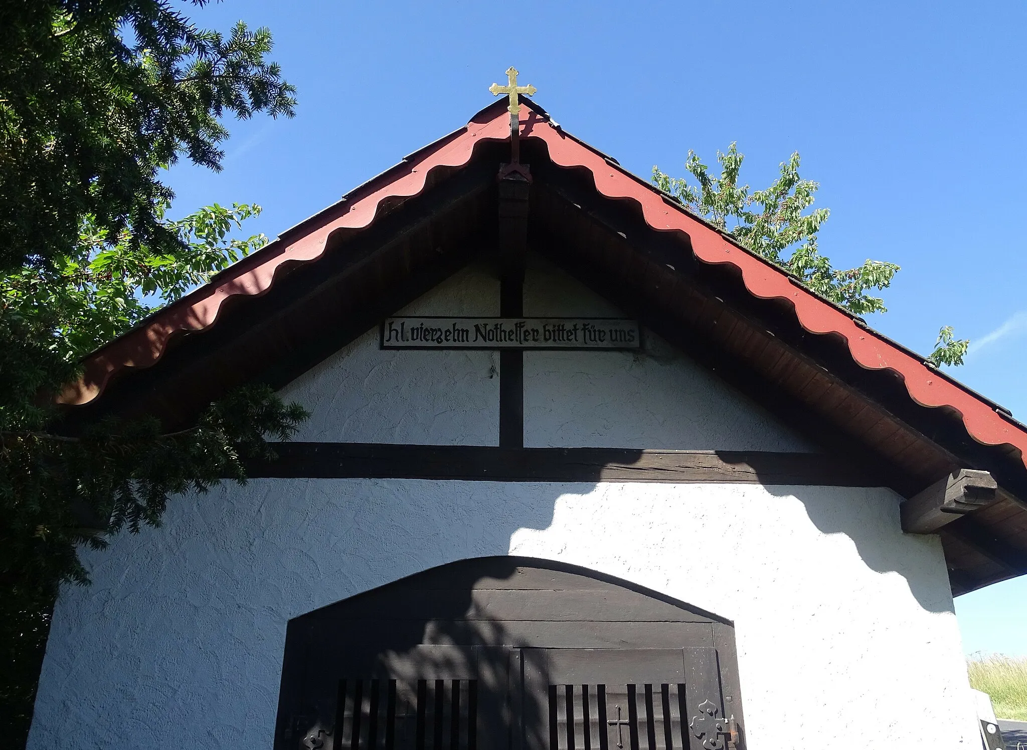 Photo showing: Chapel of the Fourteen Holy Helpers in Honerath on the road from Honerath to Nitterscheid: partial view of the front.