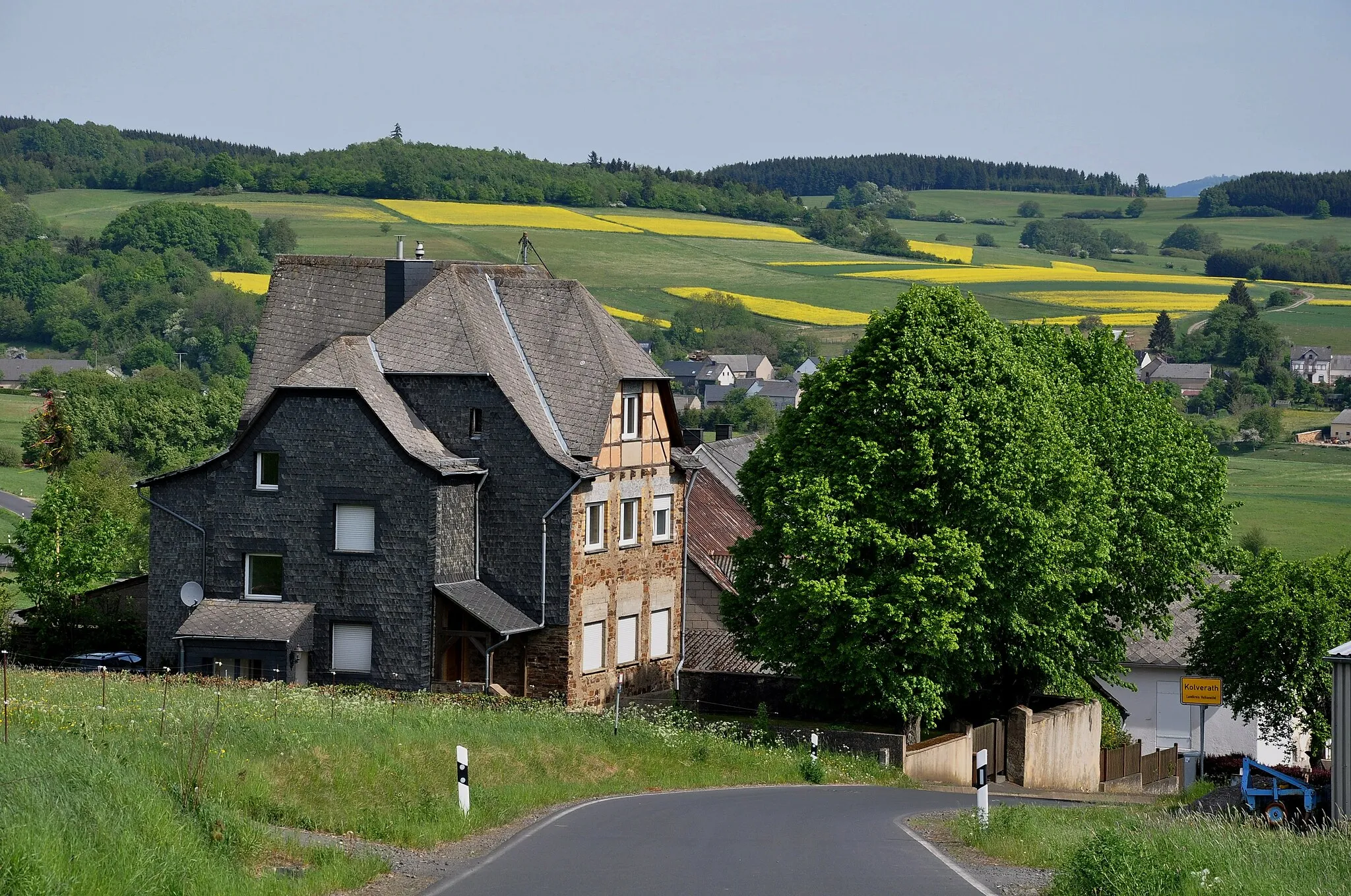Photo showing: Entering the village of Kolverath (Kelberg Municipality, District Vulkaneifel, Rhineland-Palatinate, Germany).