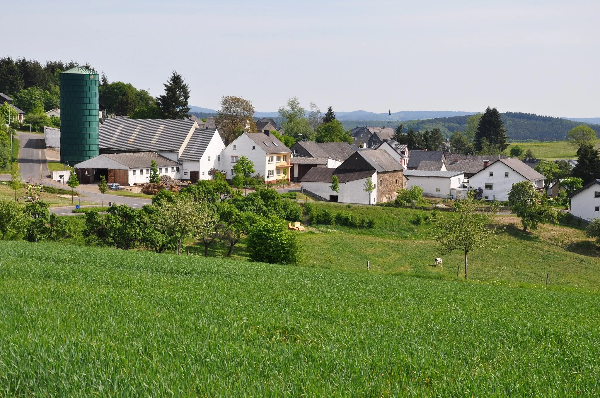 Photo showing: The village of Sassen (Kelberg Municipality, District Vulkaneifel, Rhineland-Palatinate, Germany).