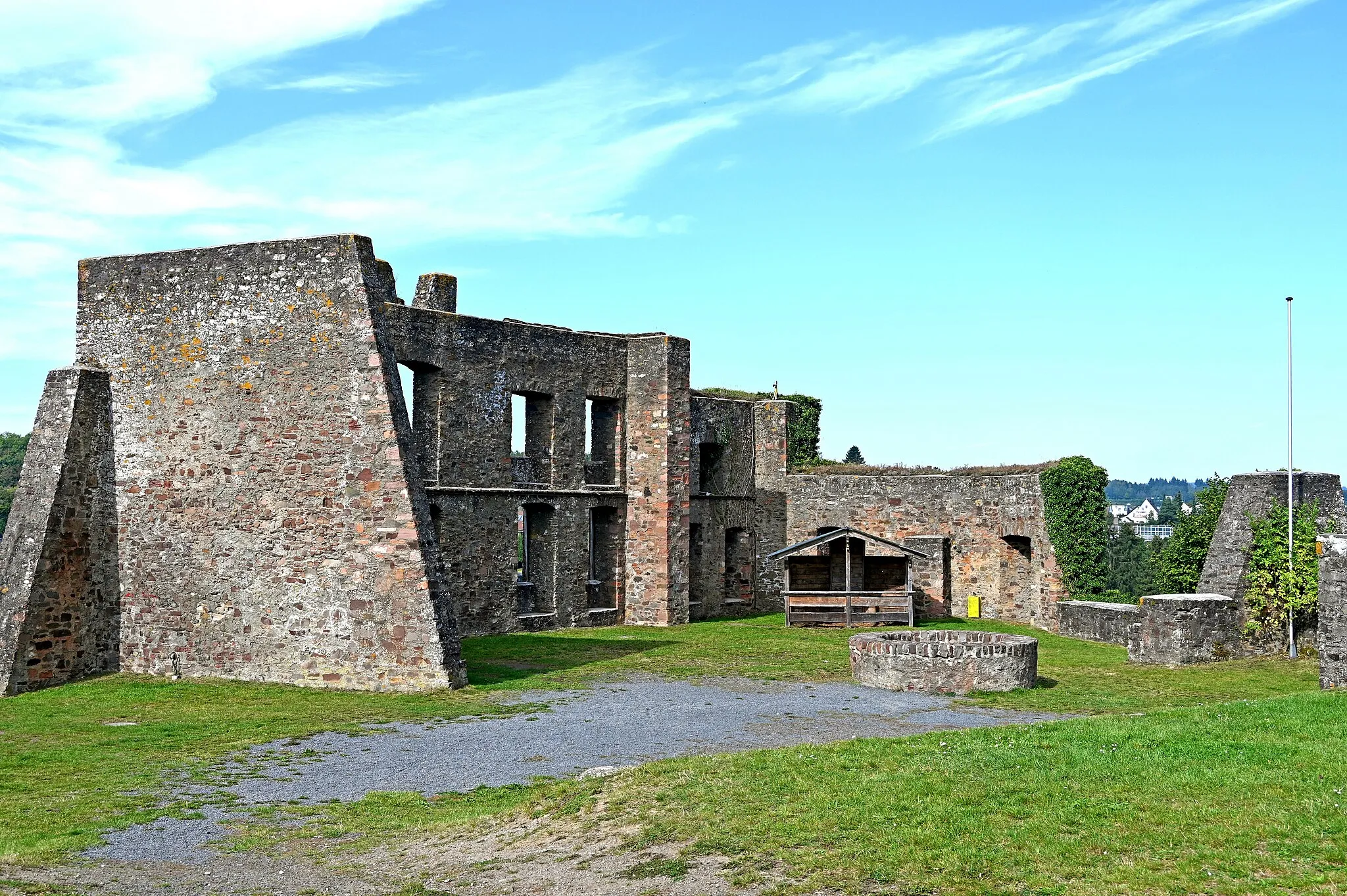 Photo showing: Burgruine Ulmen von Südosten, Außenwand des Palas von innen