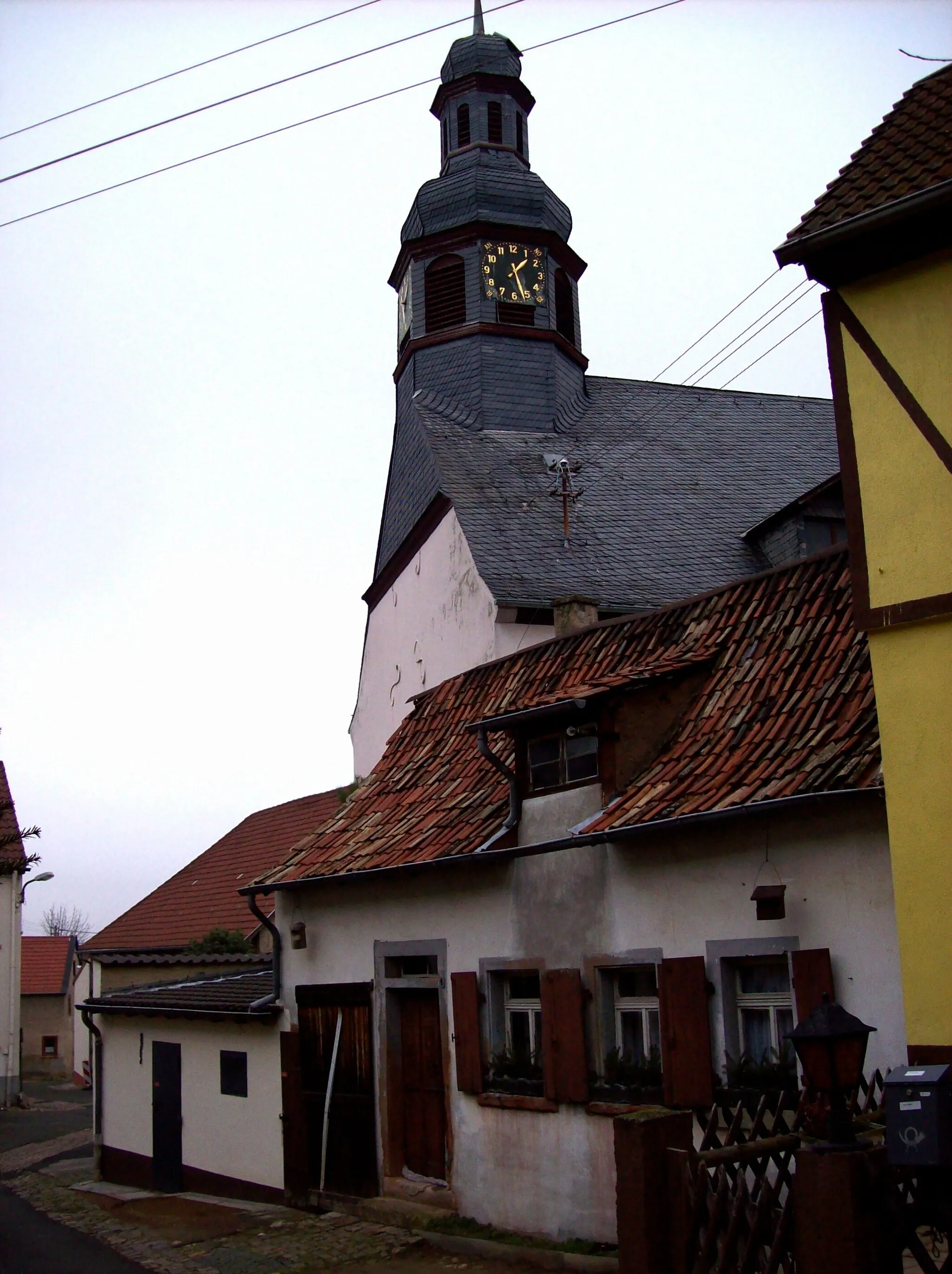 Photo showing: Ev. Martinskirche Bosenheim / Rheinland Pfalz 1744/45 mit historischem Haus im Vordergrund (leider bekommt man die Kirche wg. der Enge der Gassen kaum recht ins Bild)